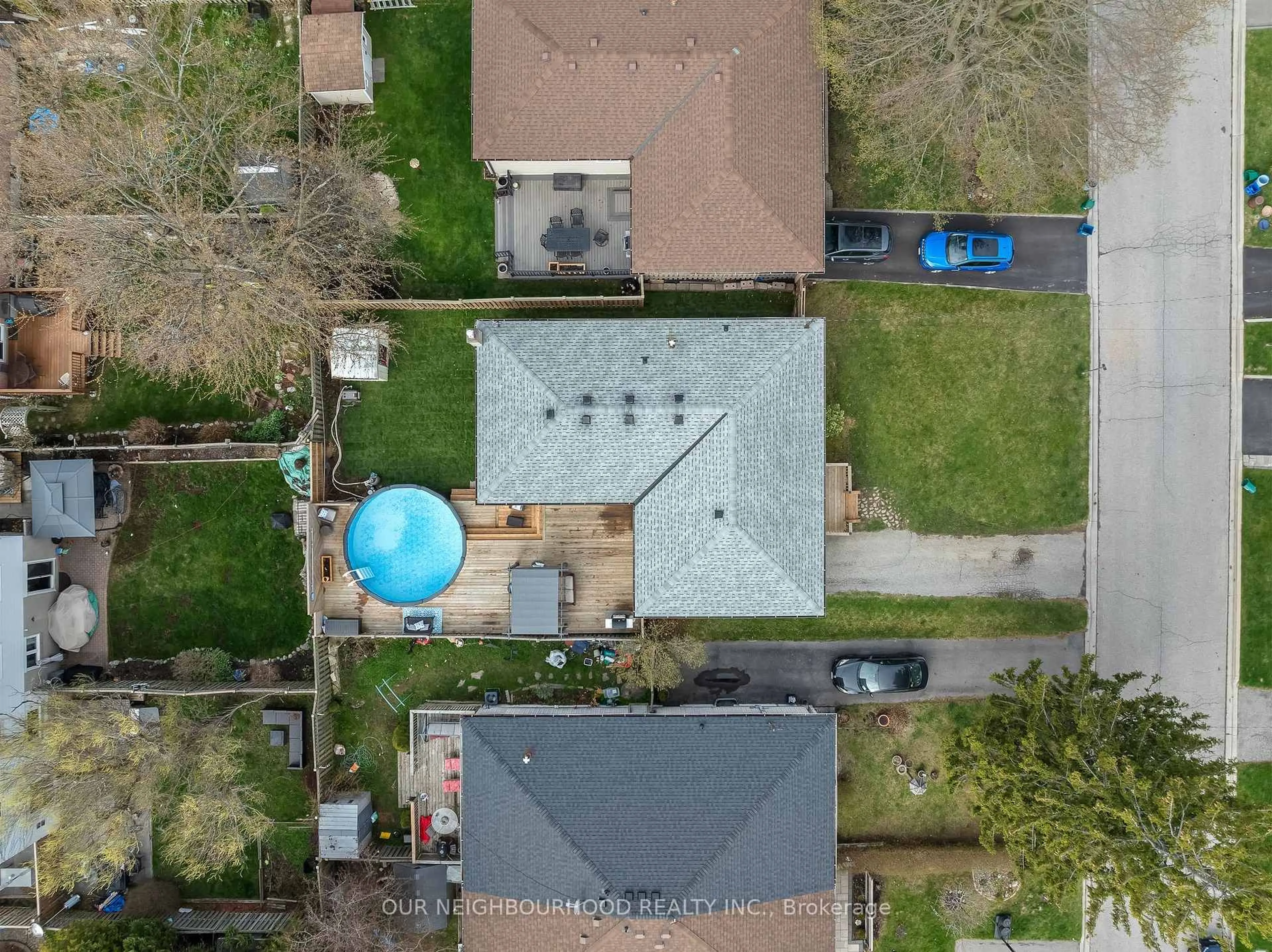 A pic from outside/outdoor area/front of a property/back of a property/a pic from drone, street for 947 Mink St, Pickering Ontario L1W 2G6