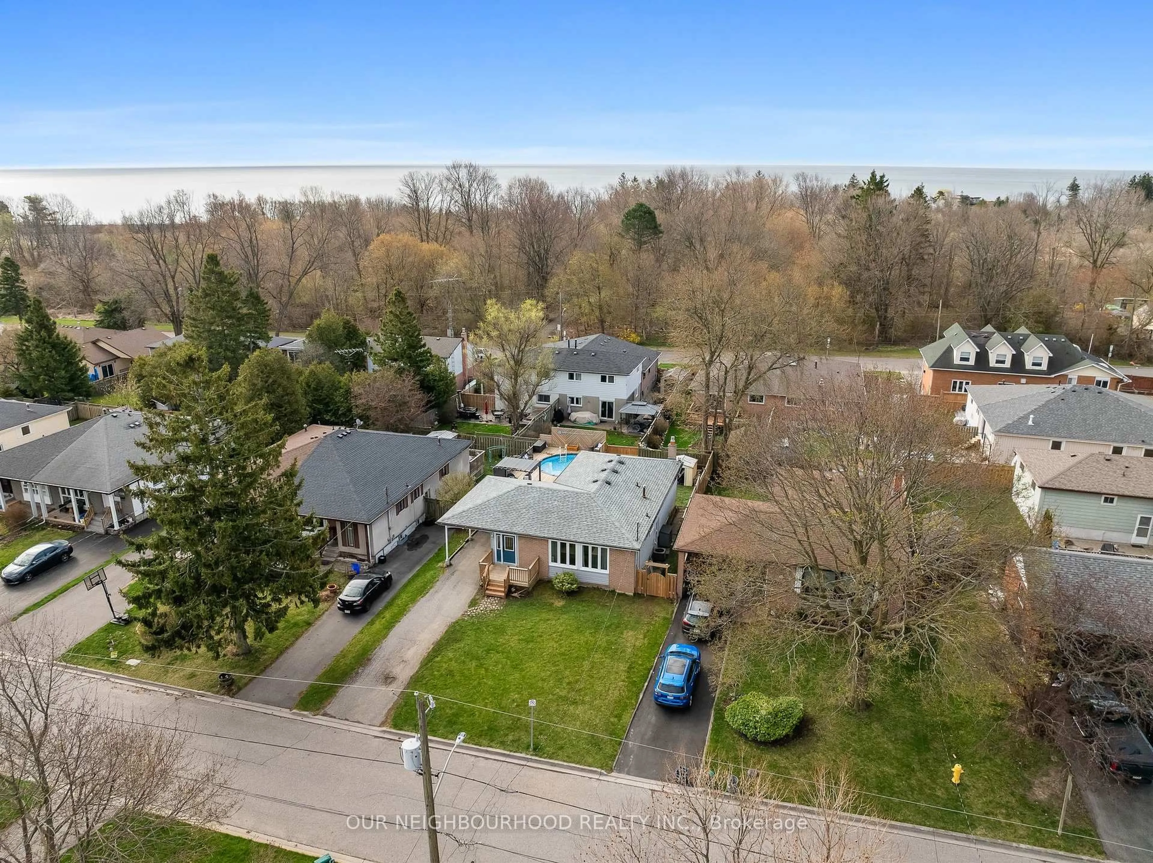 A pic from outside/outdoor area/front of a property/back of a property/a pic from drone, street for 947 Mink St, Pickering Ontario L1W 2G6