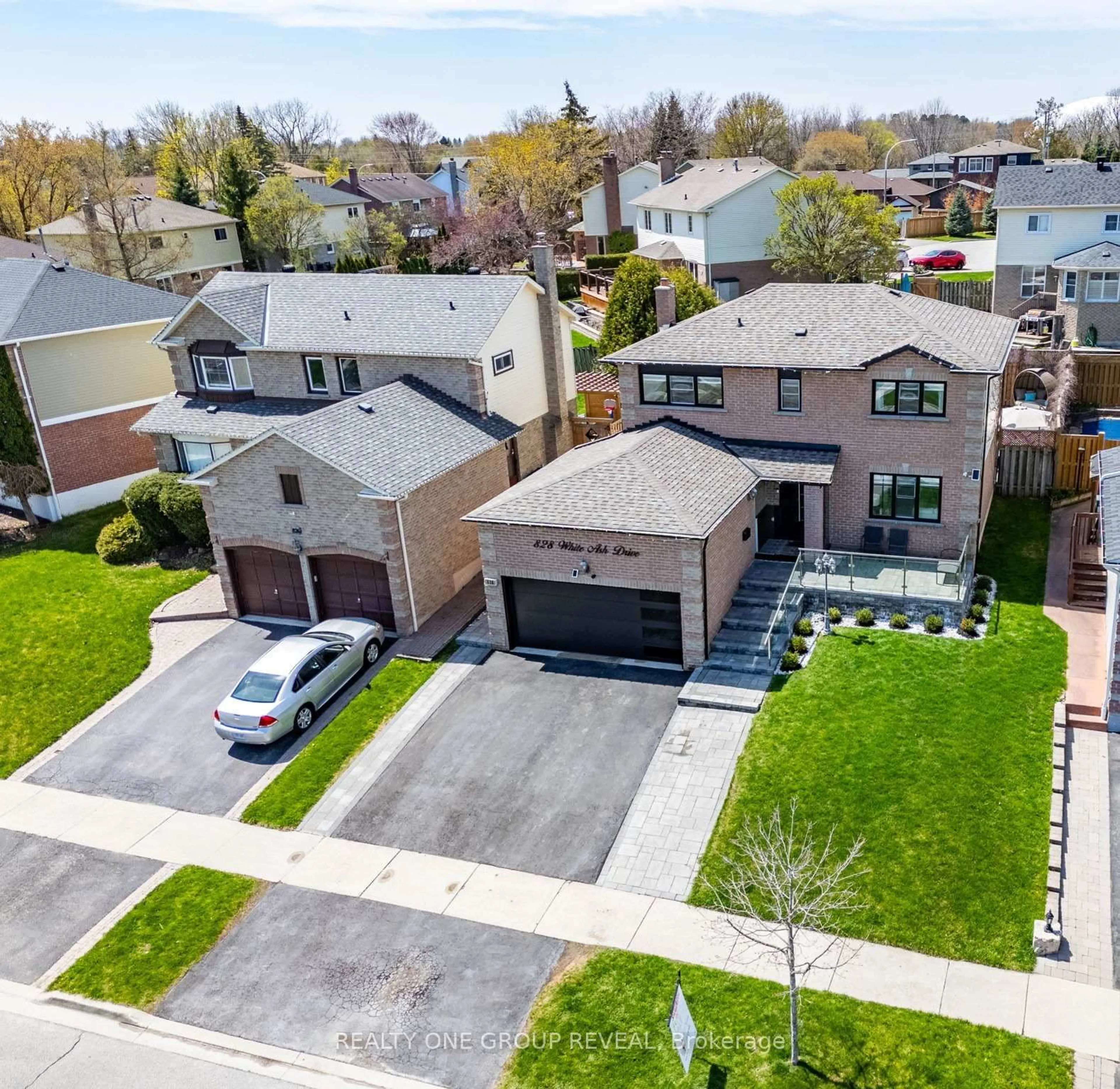 A pic from outside/outdoor area/front of a property/back of a property/a pic from drone, street for 828 White Ash Dr, Whitby Ontario L1N 6V6