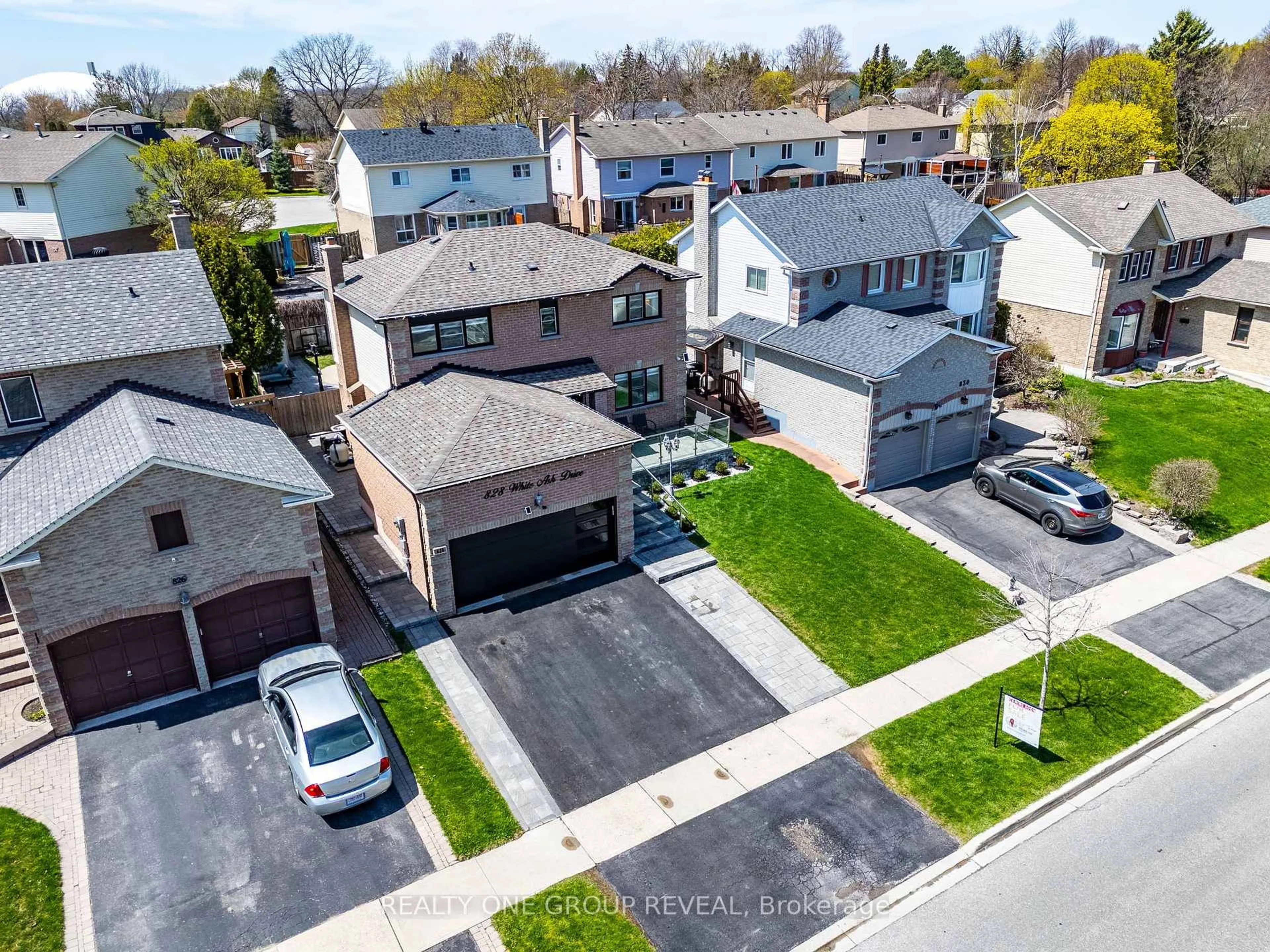 A pic from outside/outdoor area/front of a property/back of a property/a pic from drone, street for 828 White Ash Dr, Whitby Ontario L1N 6V6