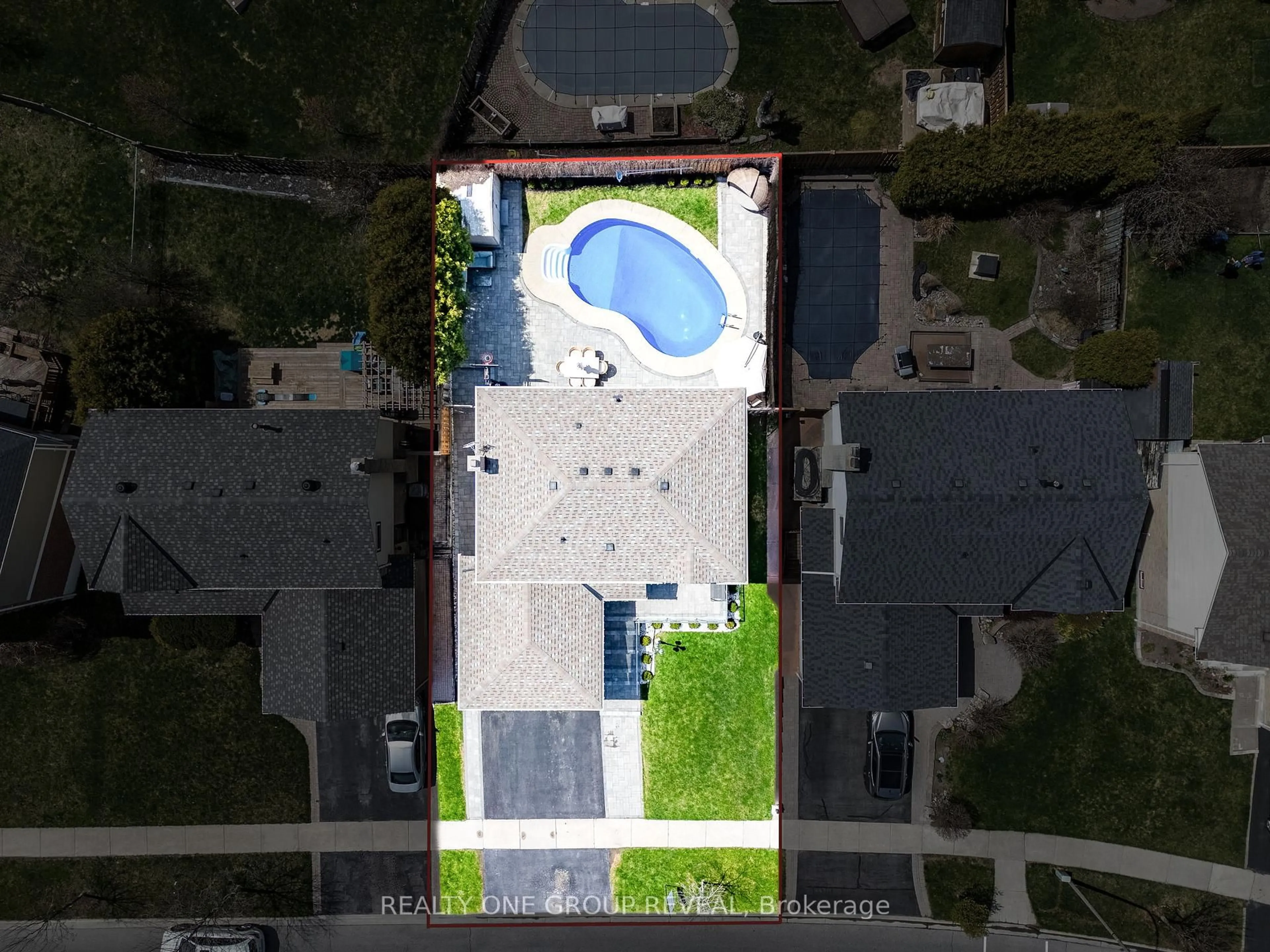 A pic from outside/outdoor area/front of a property/back of a property/a pic from drone, street for 828 White Ash Dr, Whitby Ontario L1N 6V6