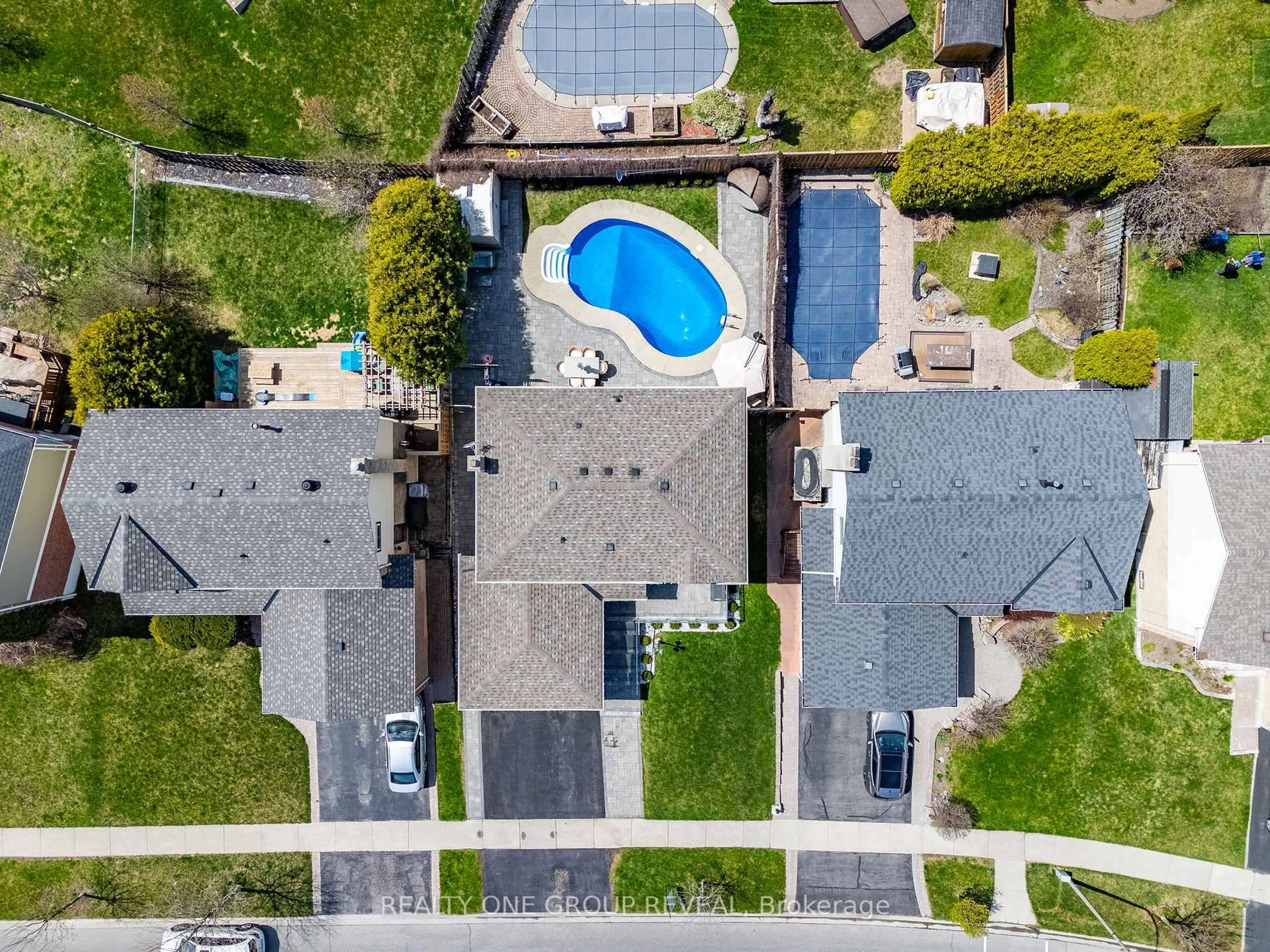 A pic from outside/outdoor area/front of a property/back of a property/a pic from drone, street for 828 White Ash Dr, Whitby Ontario L1N 6V6