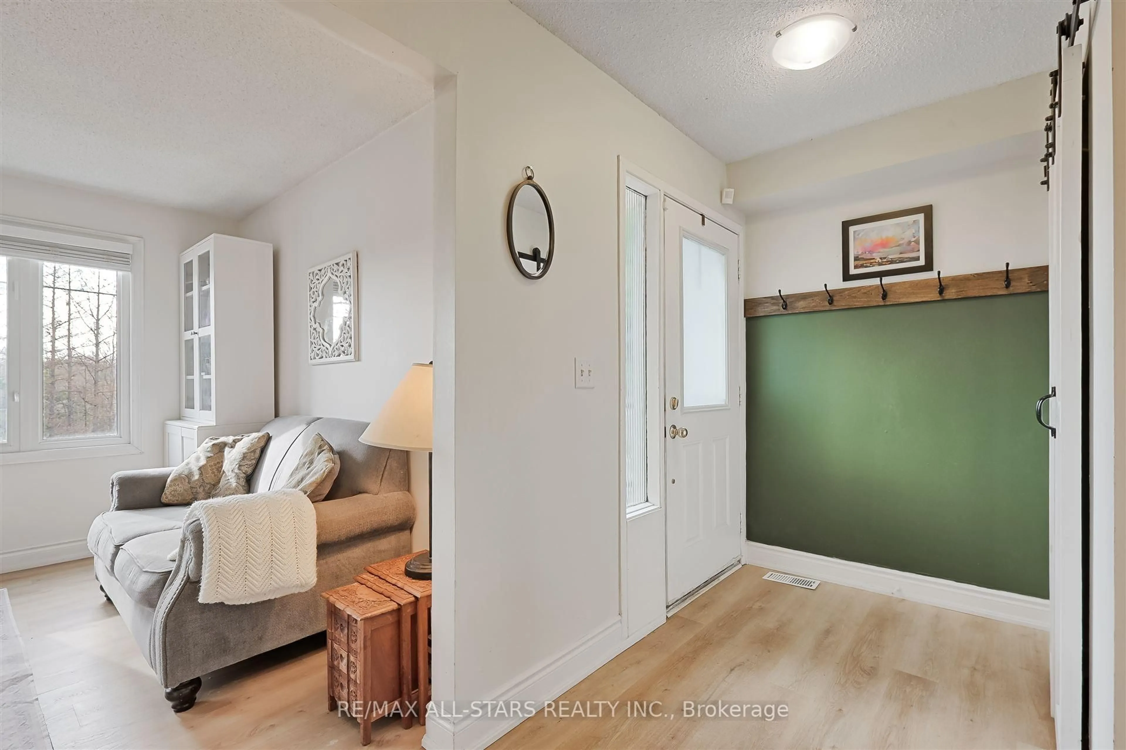 Indoor entryway for 173 Union Ave, Scugog Ontario L9L 1E7