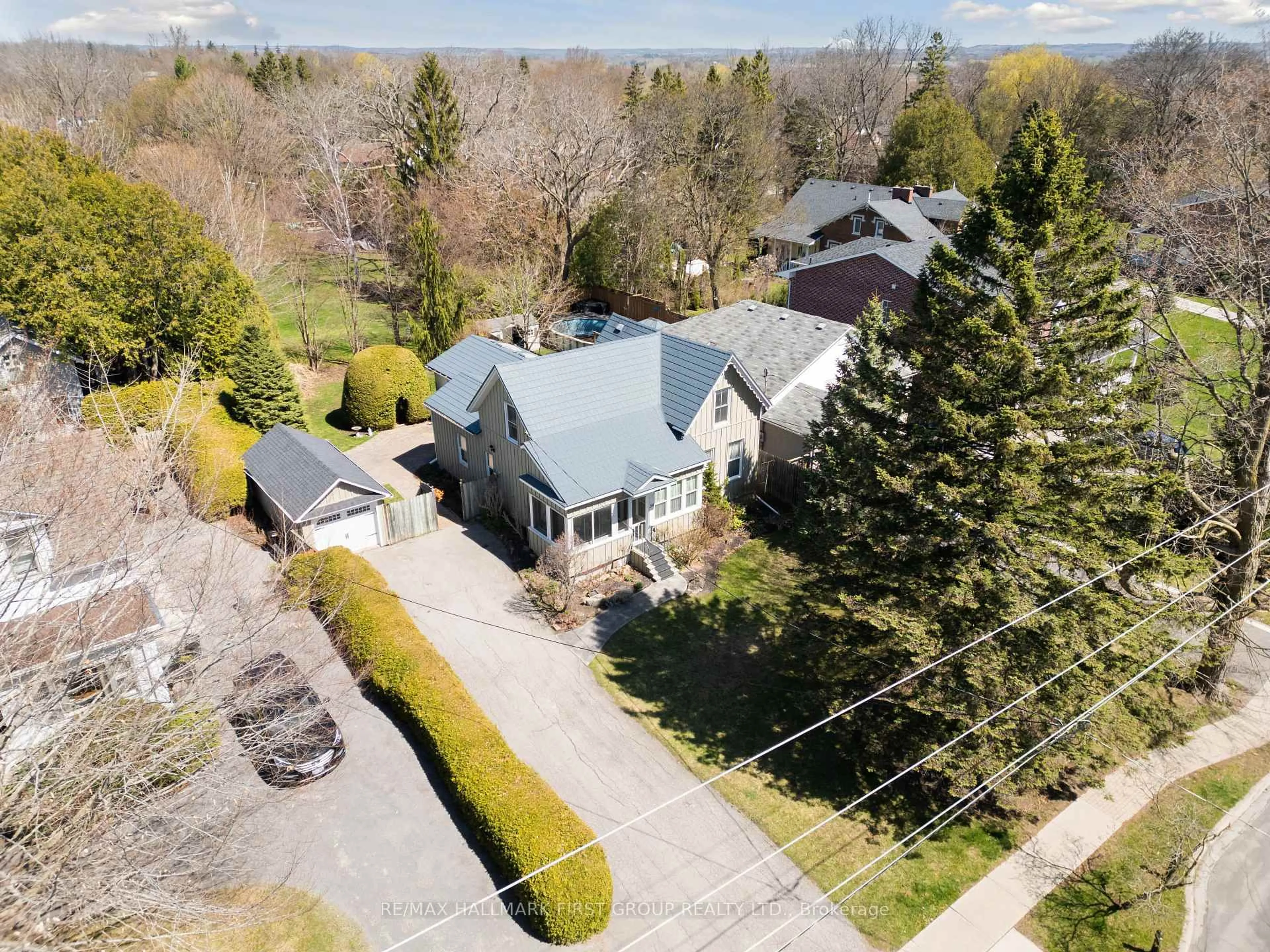 A pic from outside/outdoor area/front of a property/back of a property/a pic from drone, street for 34 Concession St, Clarington Ontario L1C 1Y5