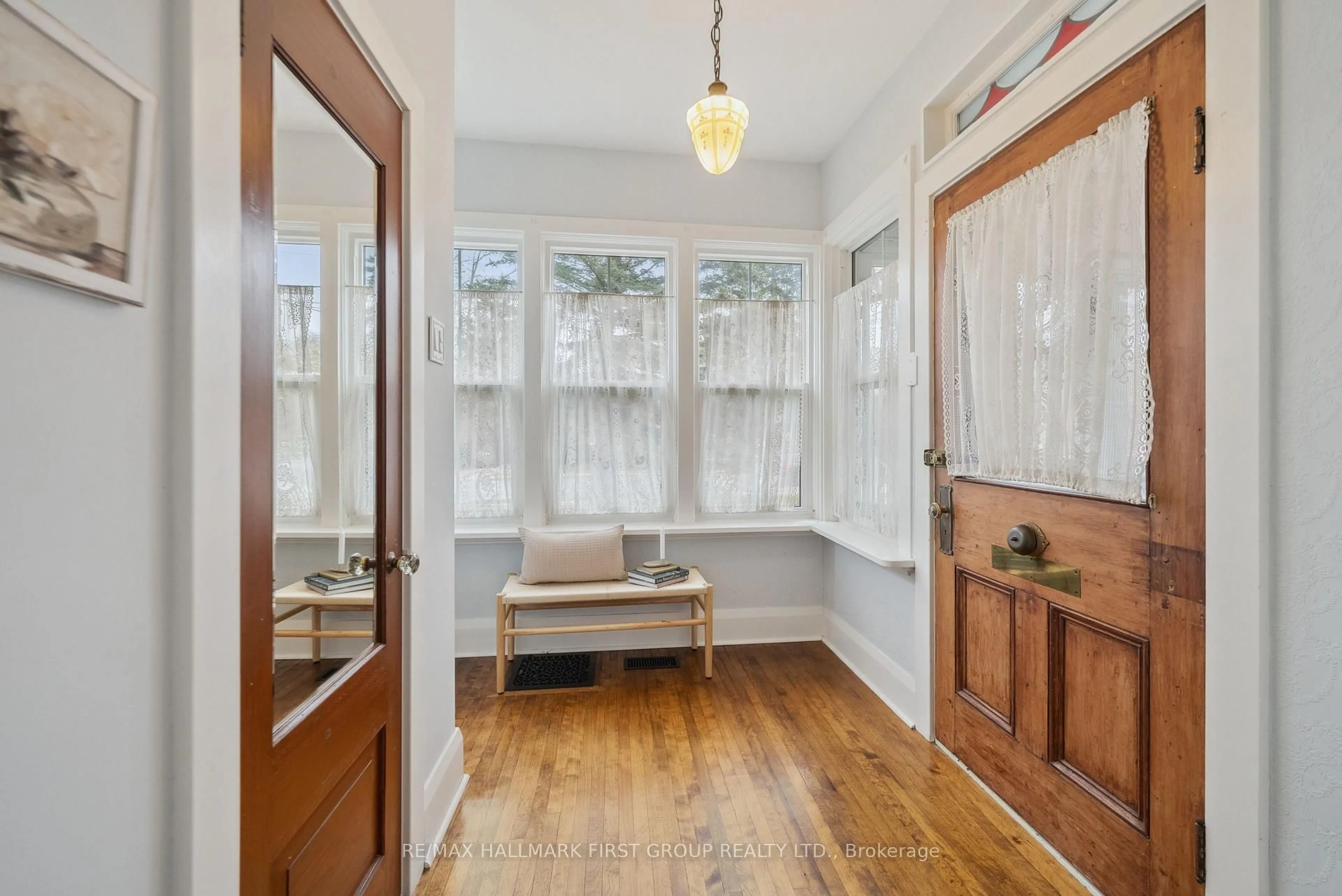 Indoor entryway for 34 Concession St, Clarington Ontario L1C 1Y5