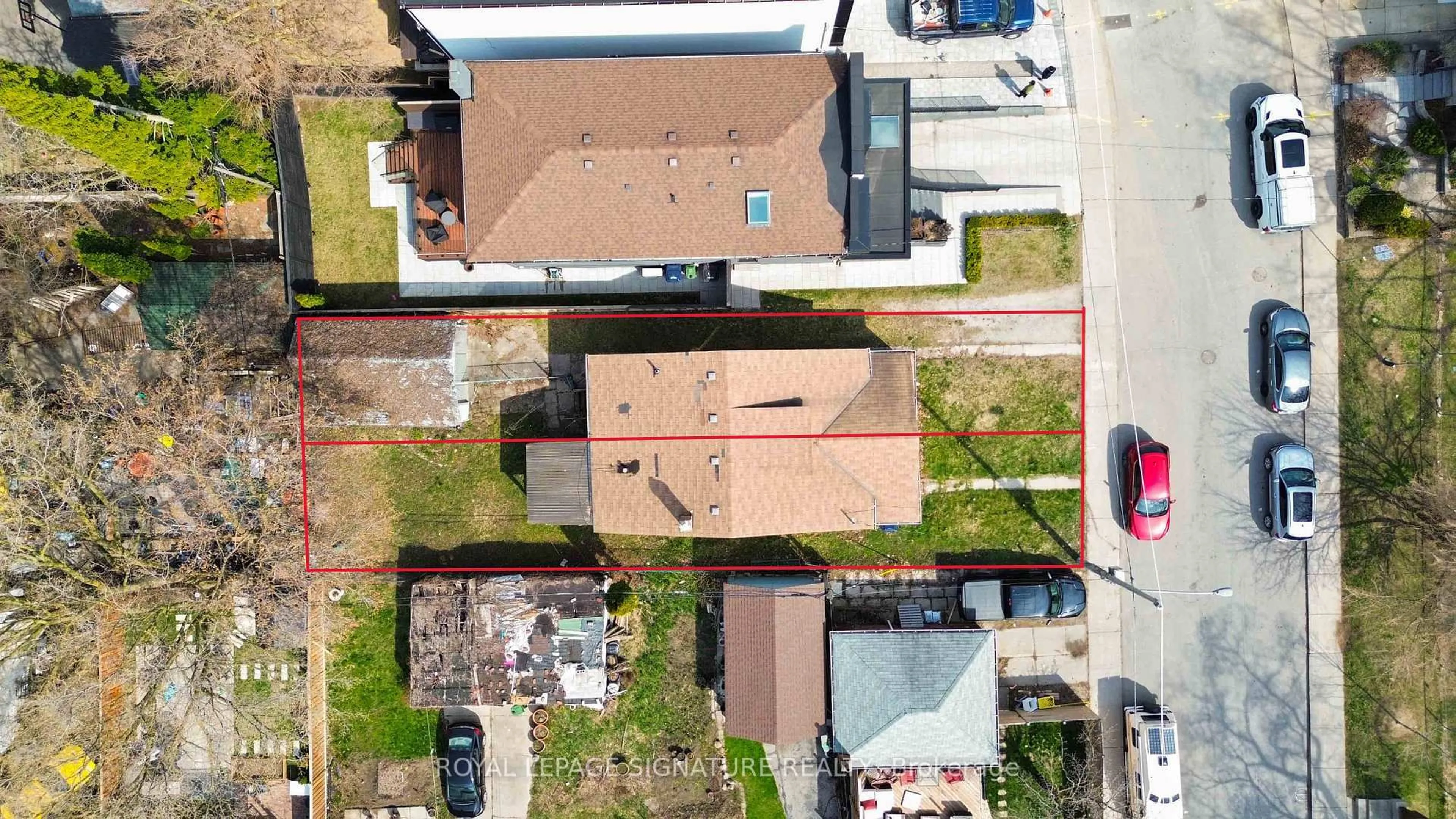 A pic from outside/outdoor area/front of a property/back of a property/a pic from drone, building for 2 Stanhope Ave, Toronto Ontario M4K 3N5