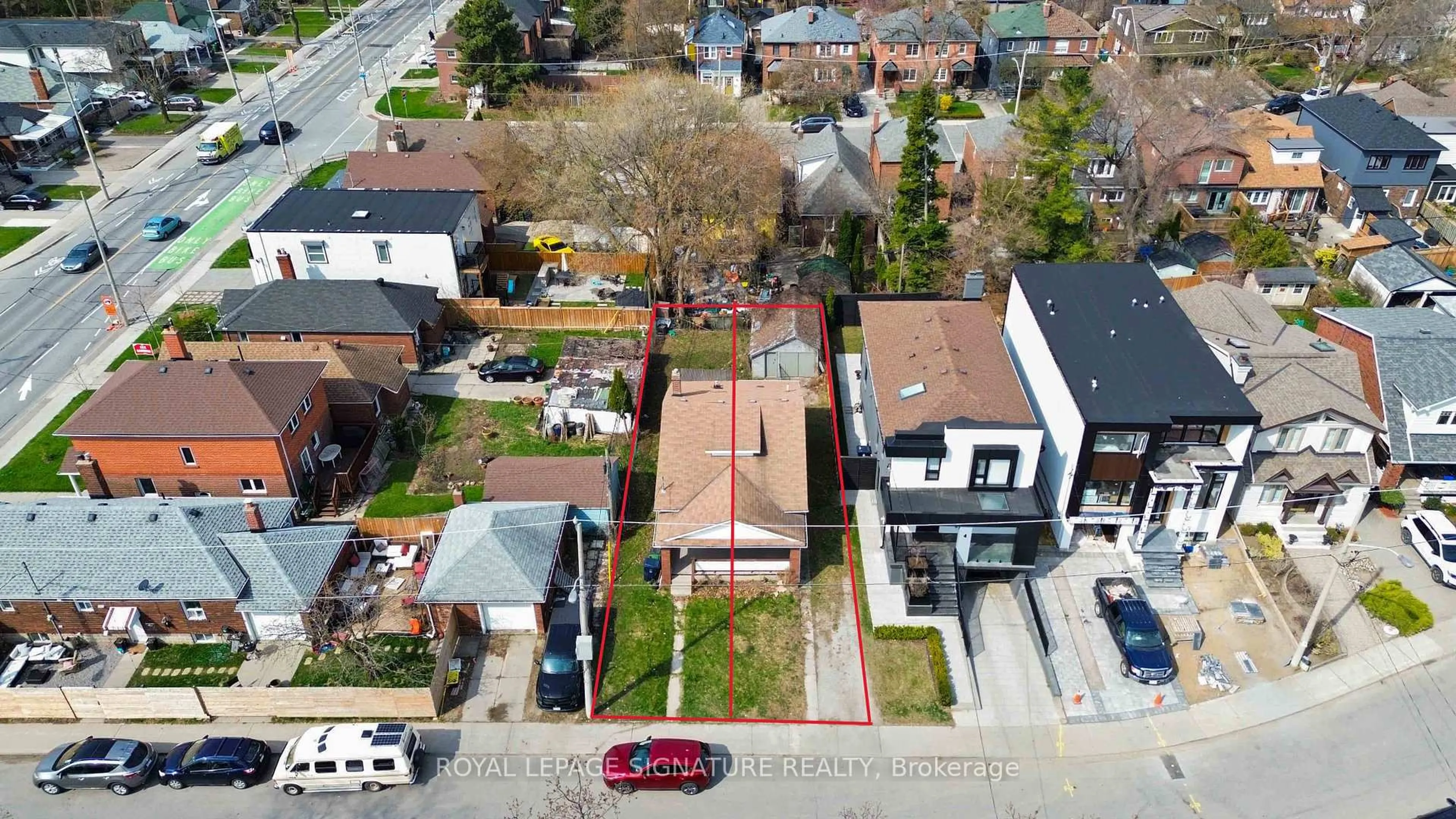A pic from outside/outdoor area/front of a property/back of a property/a pic from drone, street for 2 Stanhope Ave, Toronto Ontario M4K 3N5