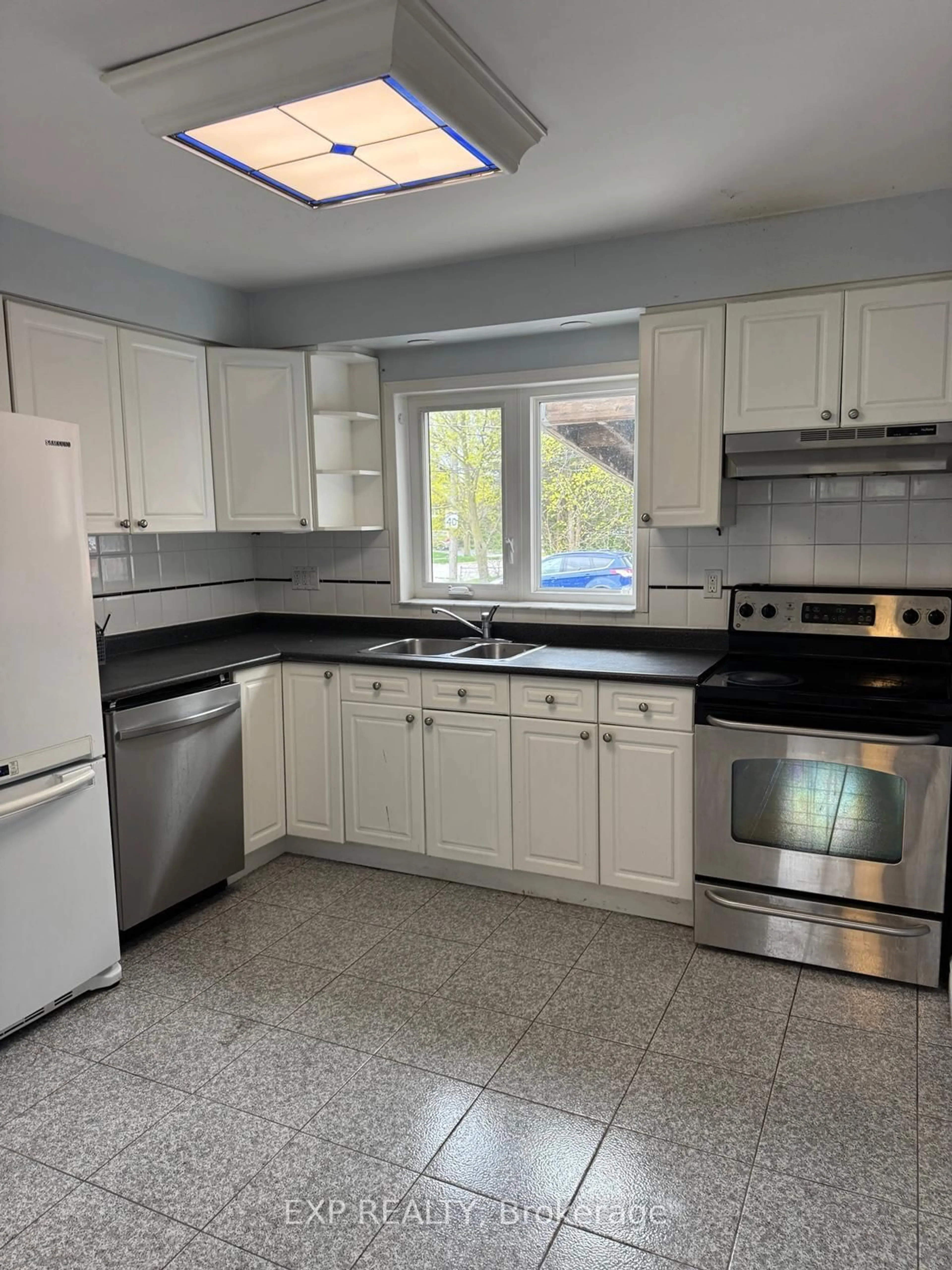 Standard kitchen, ceramic/tile floor for 374 Morrish Rd, Toronto Ontario M1C 1G1