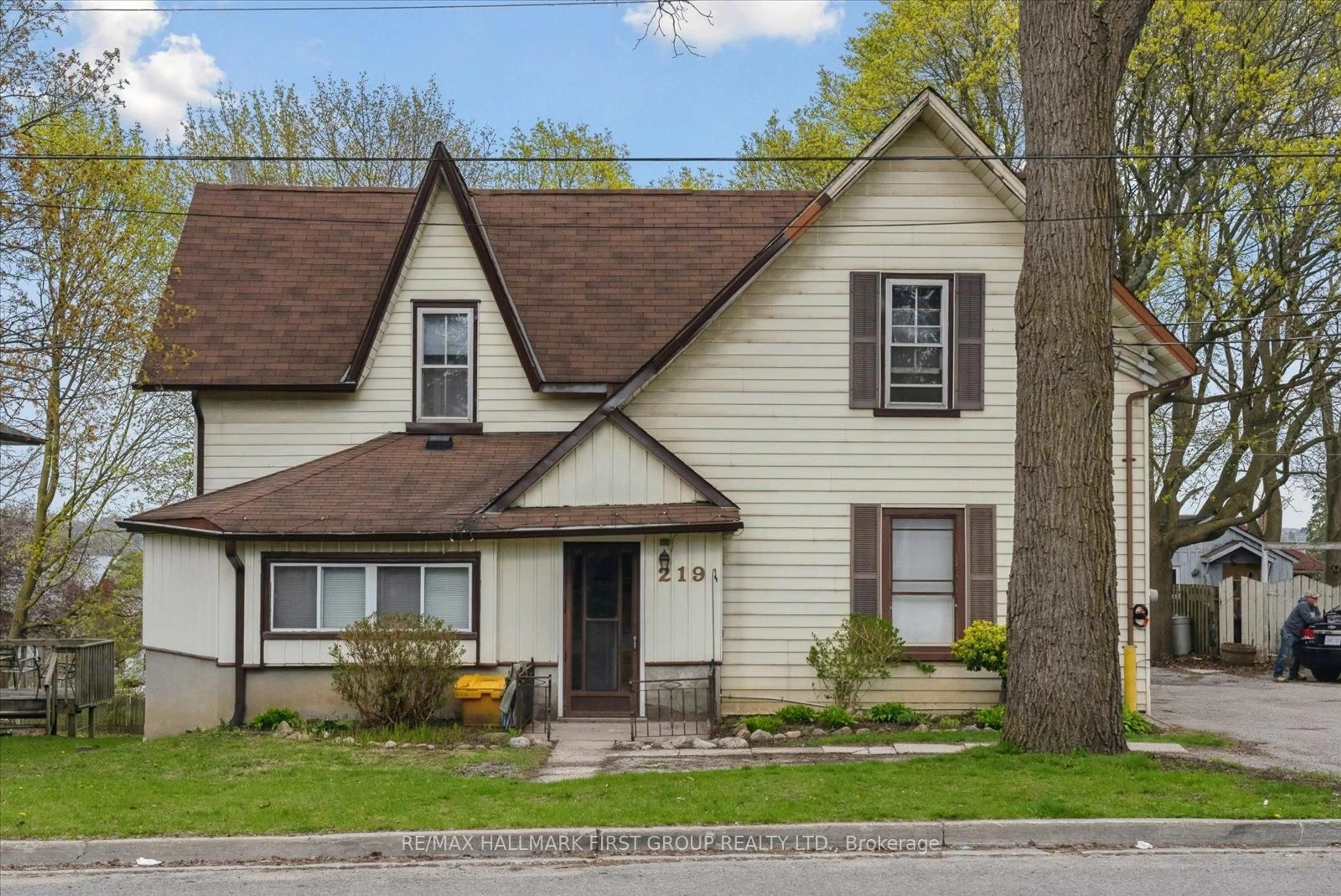 Home with vinyl exterior material, street for 219 Cochrane St, Scugog Ontario L9L 1M1