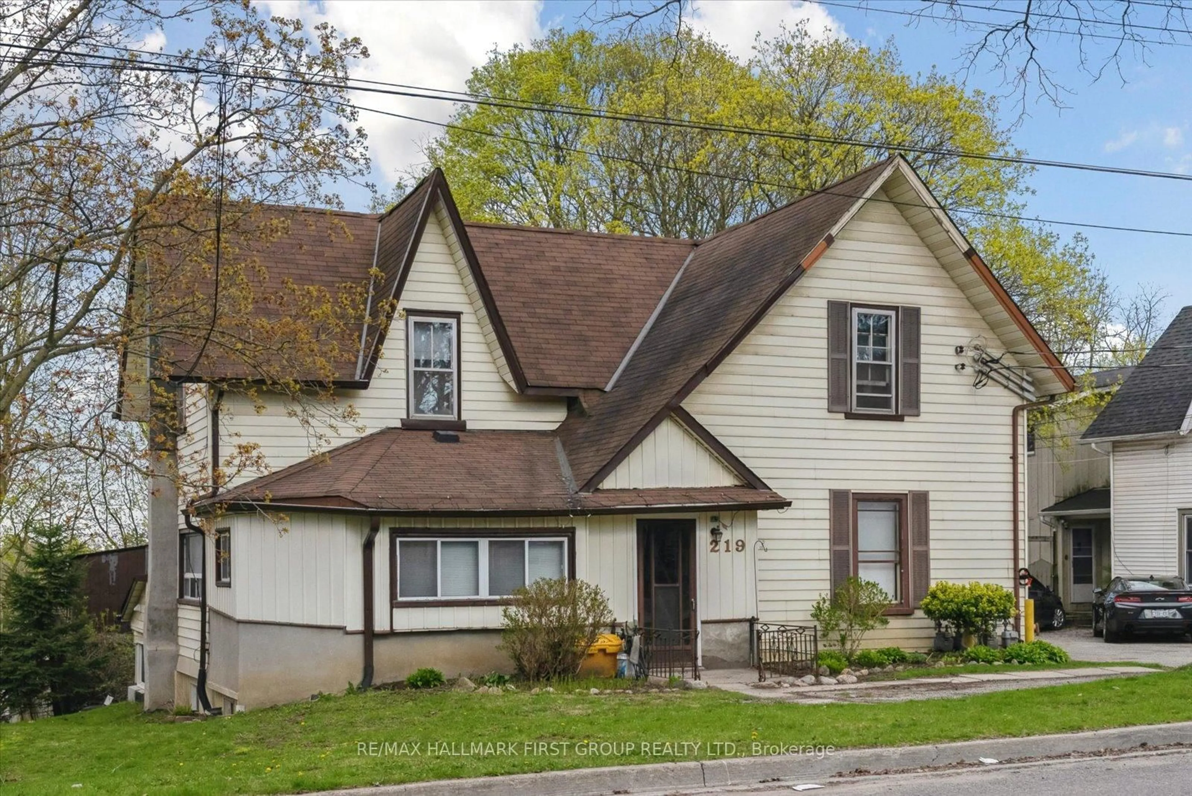 Home with vinyl exterior material, street for 219 Cochrane St, Scugog Ontario L9L 1M1