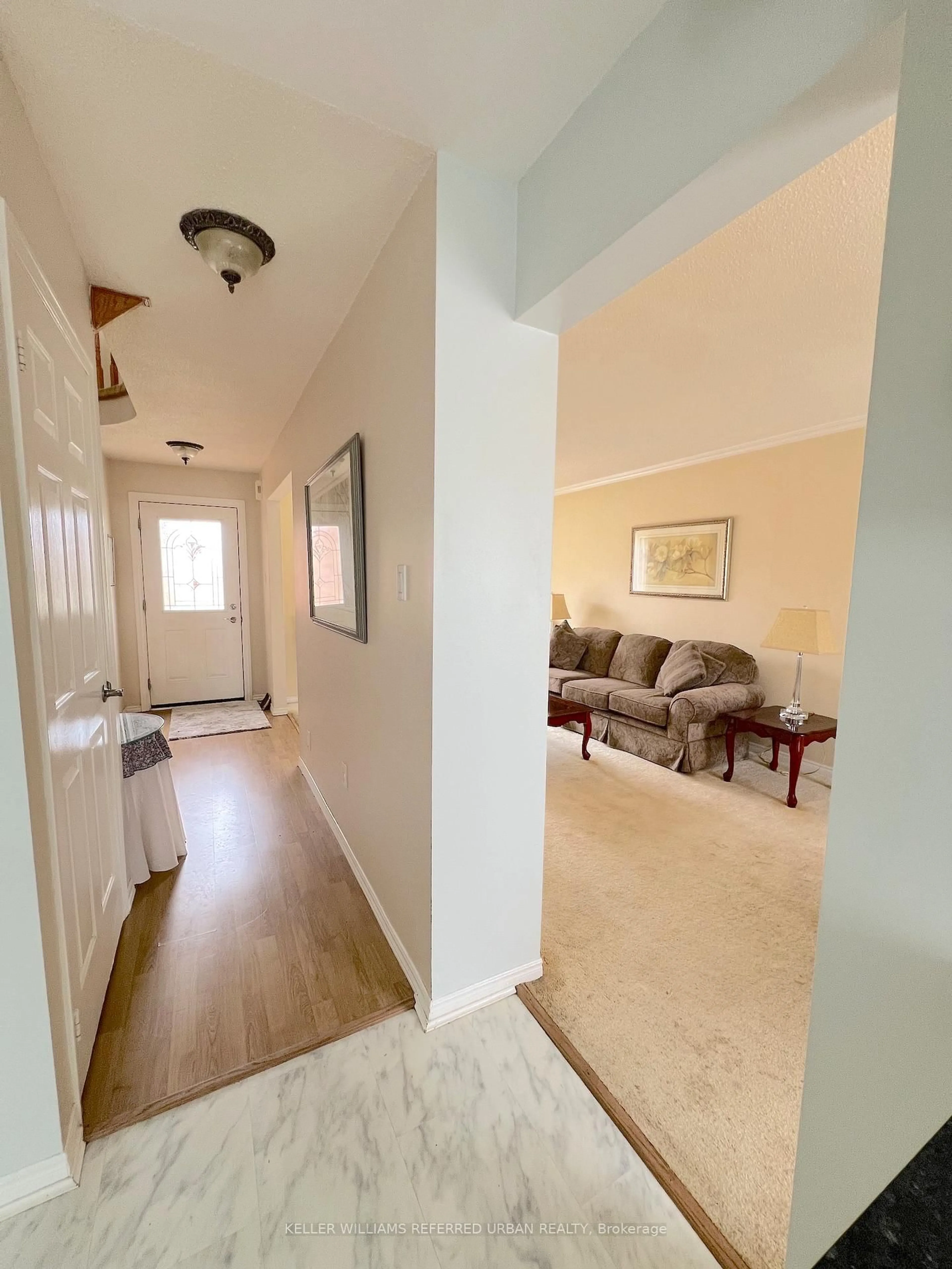 Indoor entryway for 801 Lavis St, Oshawa Ontario L1K 1W7