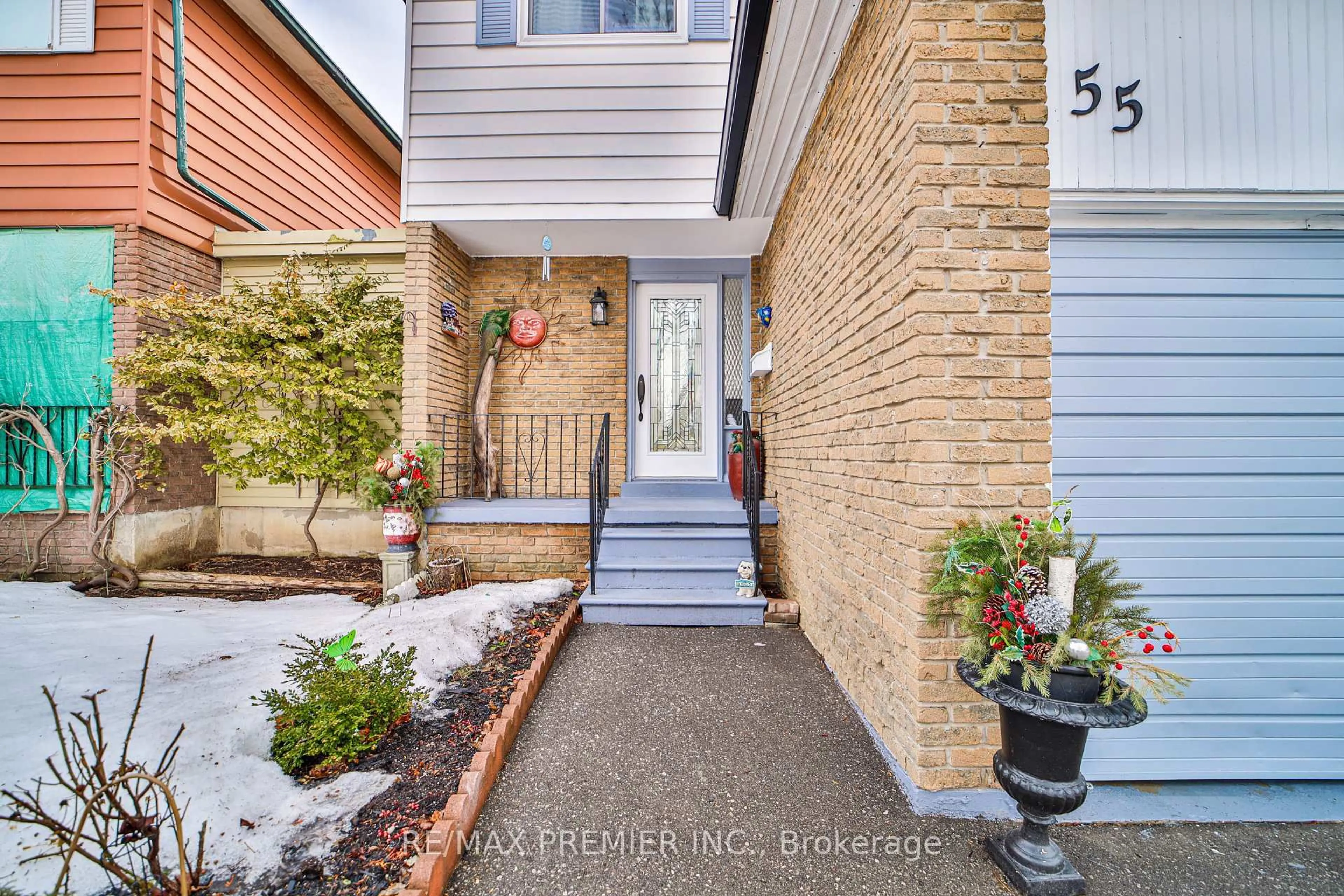 Indoor entryway for 55 Loscombe Dr, Clarington Ontario L1C 3S8