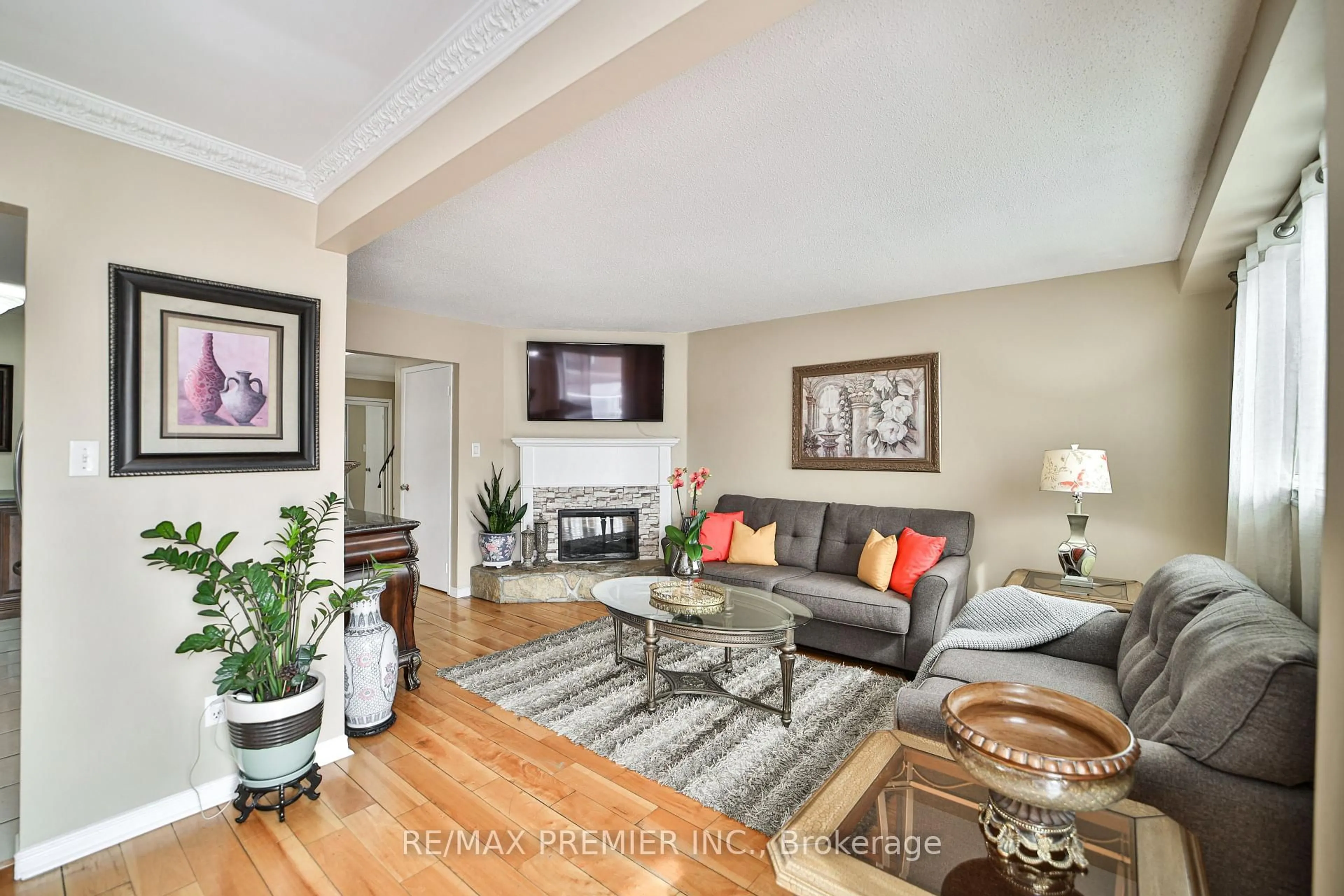 Living room with furniture, unknown for 55 Loscombe Dr, Clarington Ontario L1C 3S8