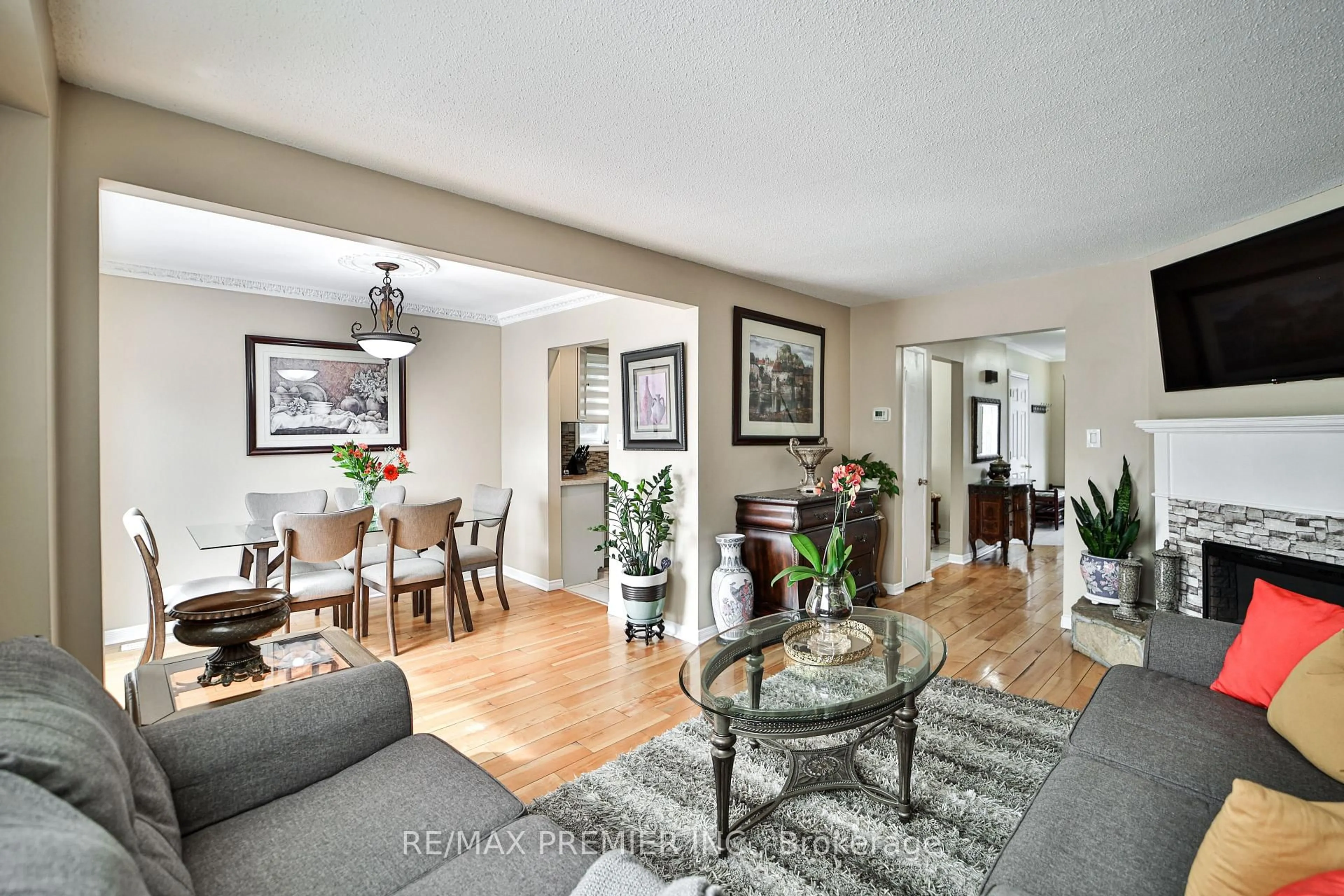 Living room with furniture, unknown for 55 Loscombe Dr, Clarington Ontario L1C 3S8