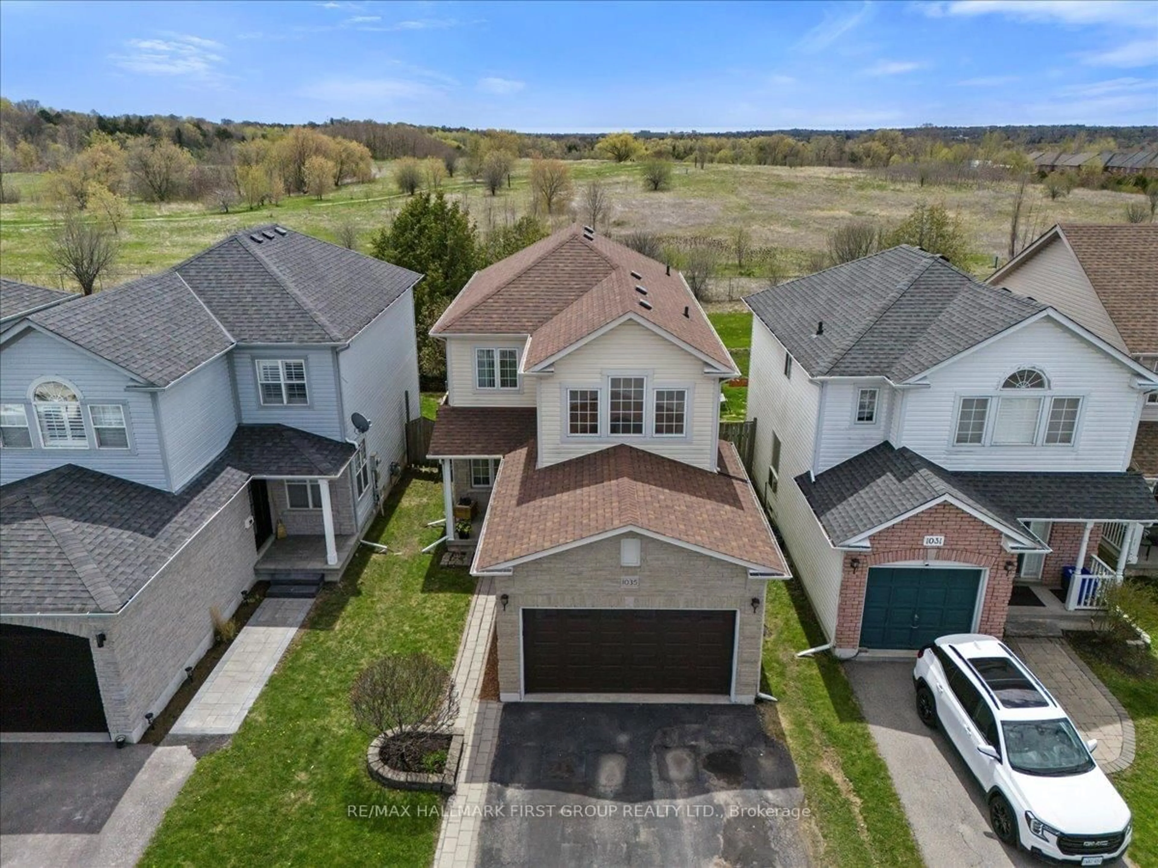 A pic from outside/outdoor area/front of a property/back of a property/a pic from drone, street for 1035 Grandlea Crt, Oshawa Ontario L1K 2N1