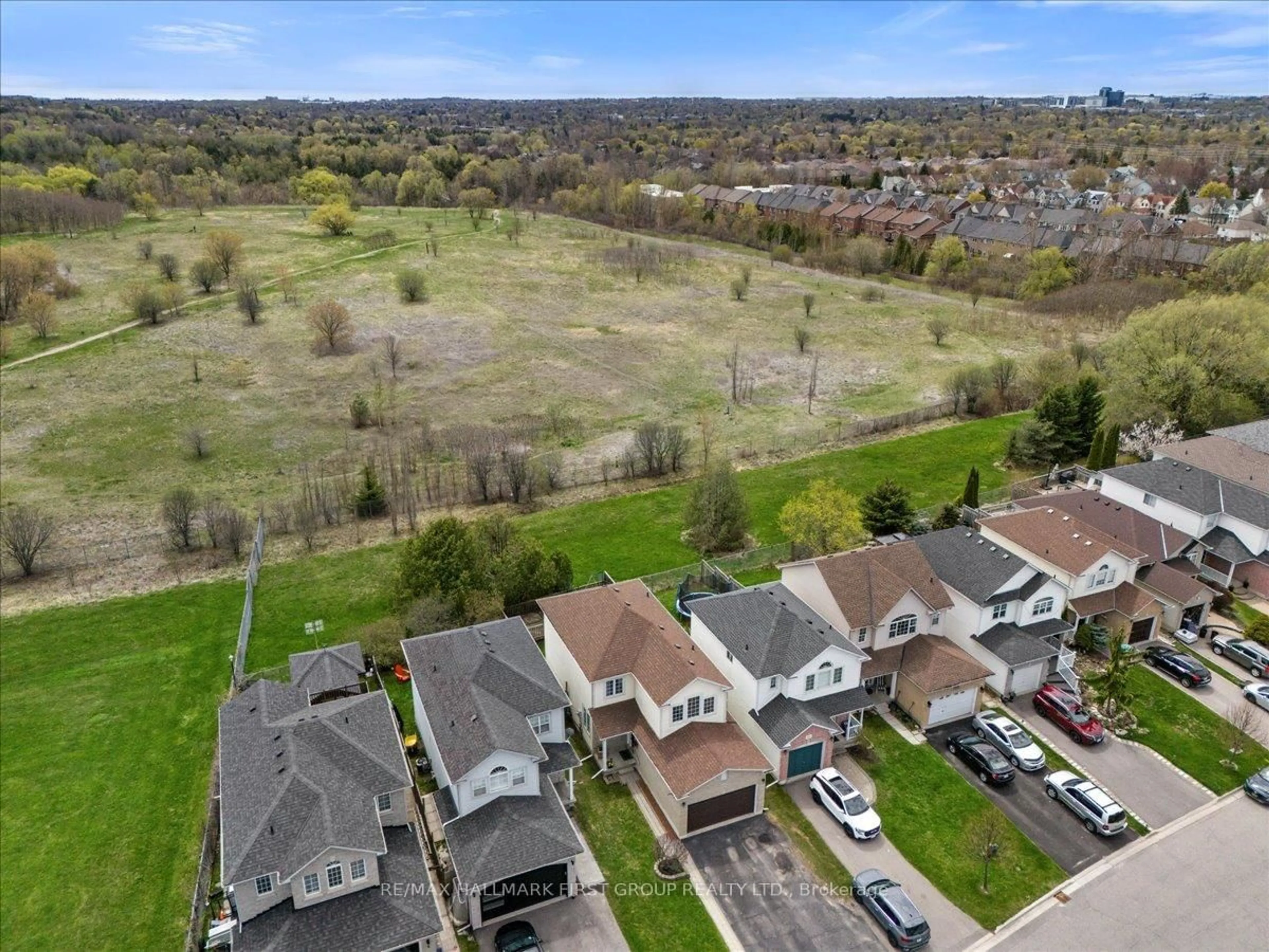 A pic from outside/outdoor area/front of a property/back of a property/a pic from drone, unknown for 1035 Grandlea Crt, Oshawa Ontario L1K 2N1