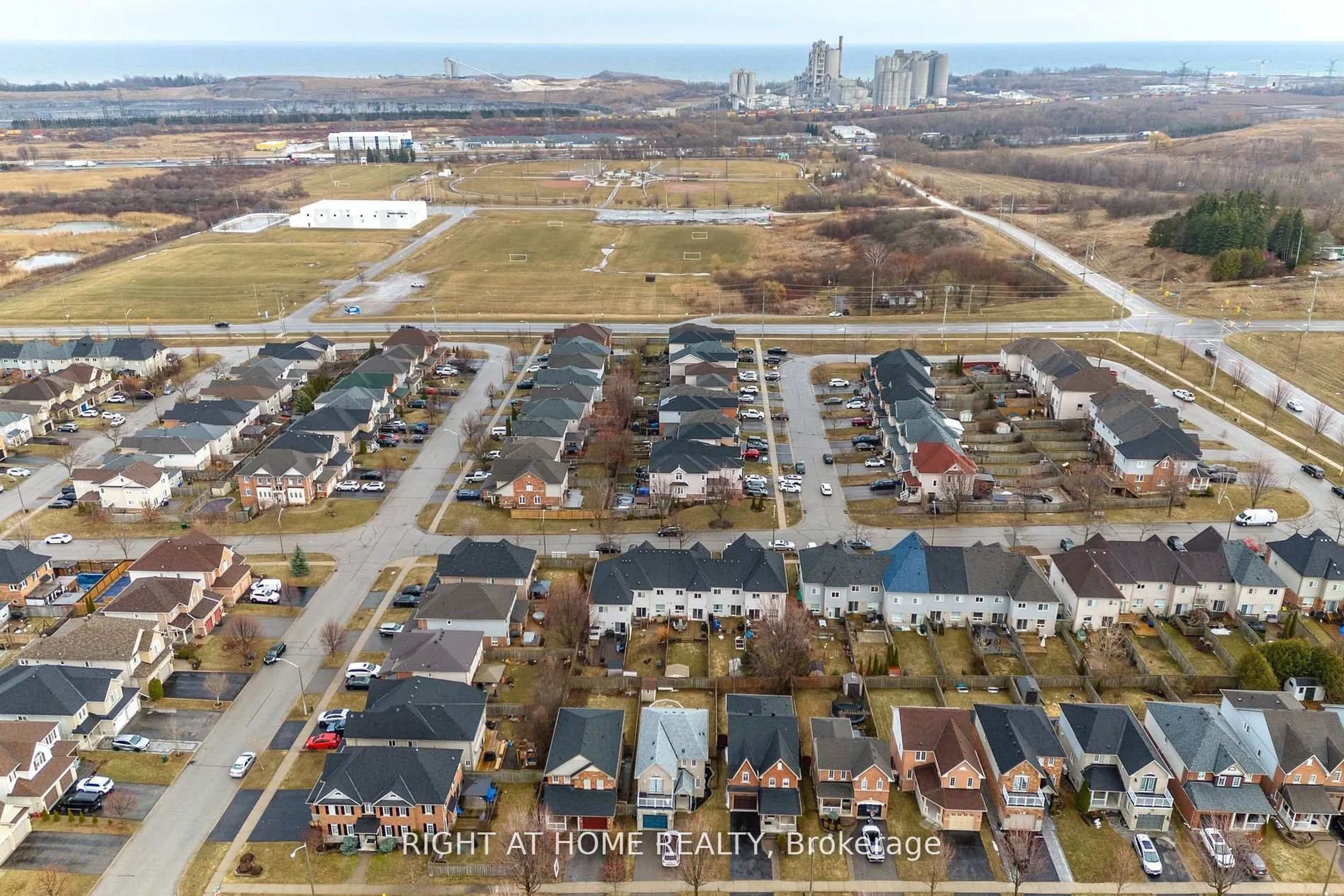 A pic from outside/outdoor area/front of a property/back of a property/a pic from drone, street for 14 Dodds Sq, Clarington Ontario L1C 5N1