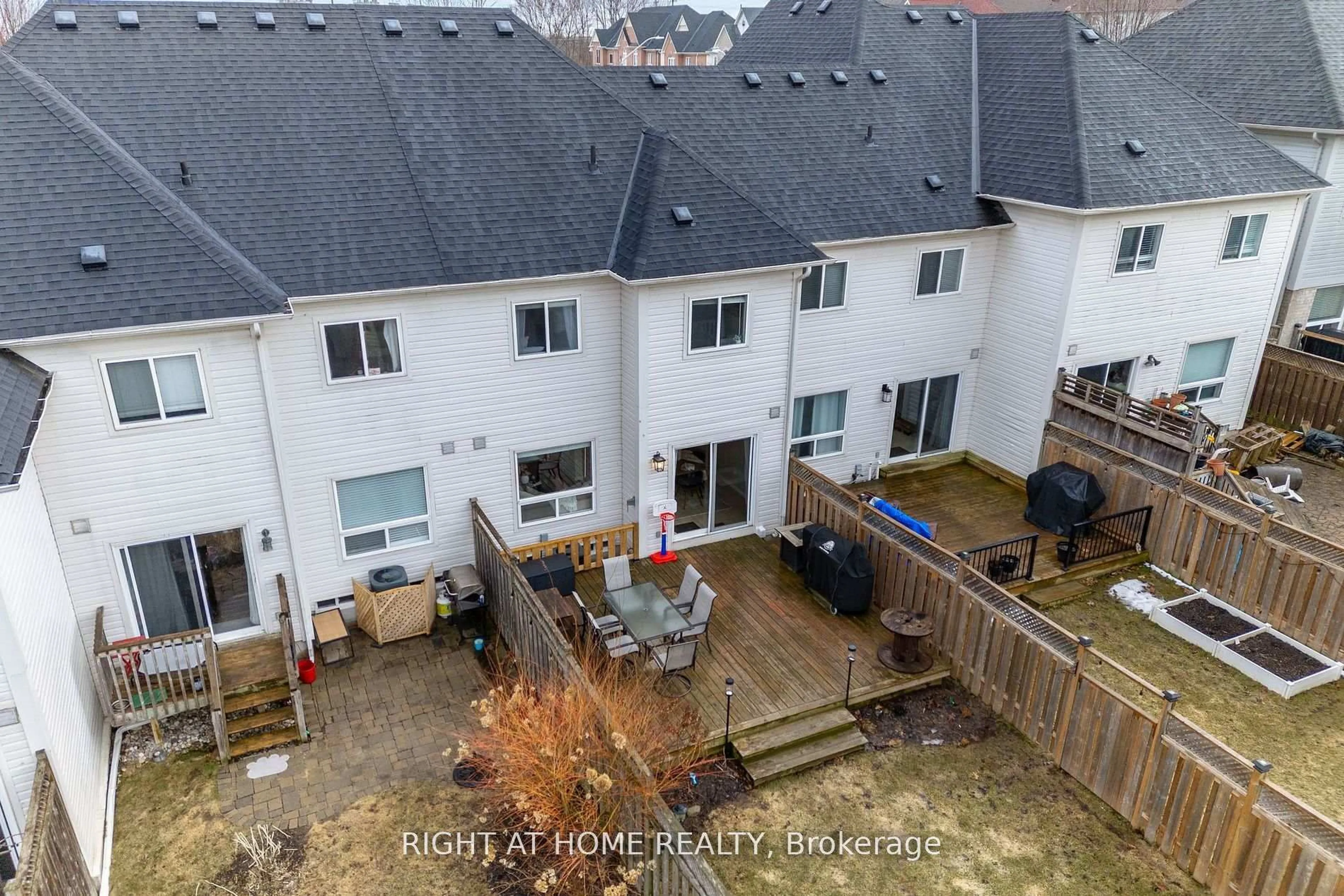 A pic from outside/outdoor area/front of a property/back of a property/a pic from drone, unknown for 14 Dodds Sq, Clarington Ontario L1C 5N1