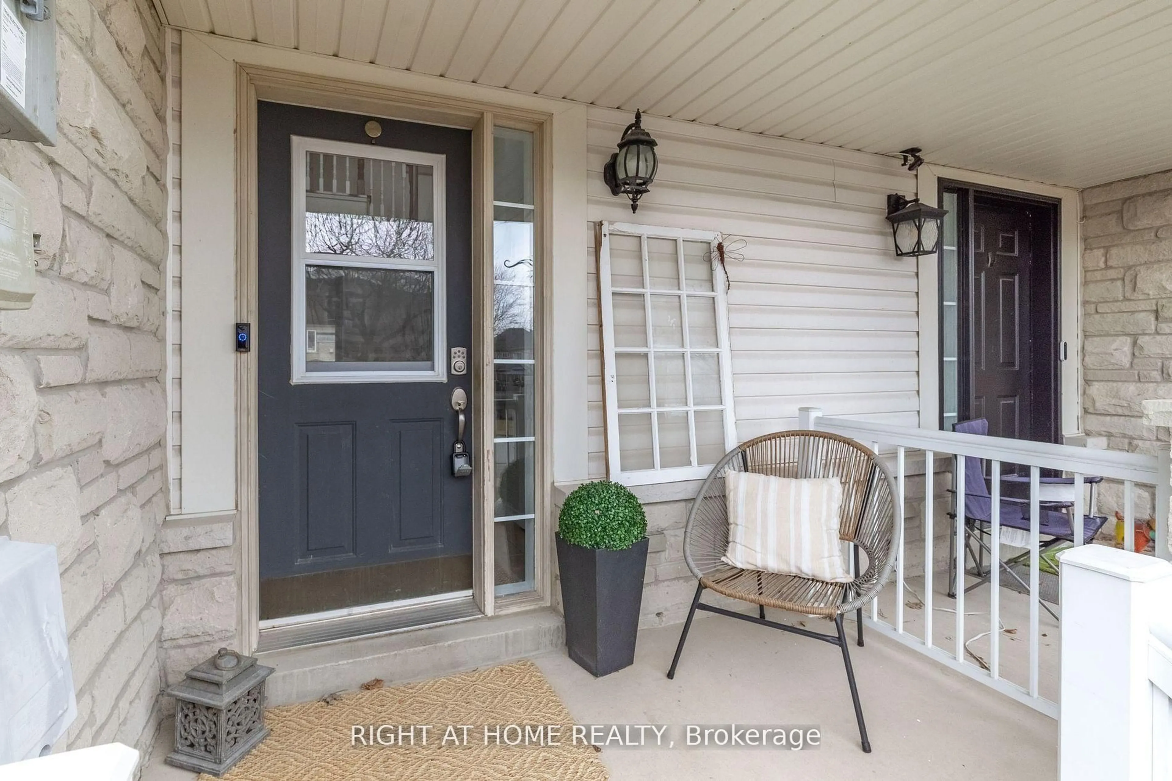 Indoor entryway for 14 Dodds Sq, Clarington Ontario L1C 5N1