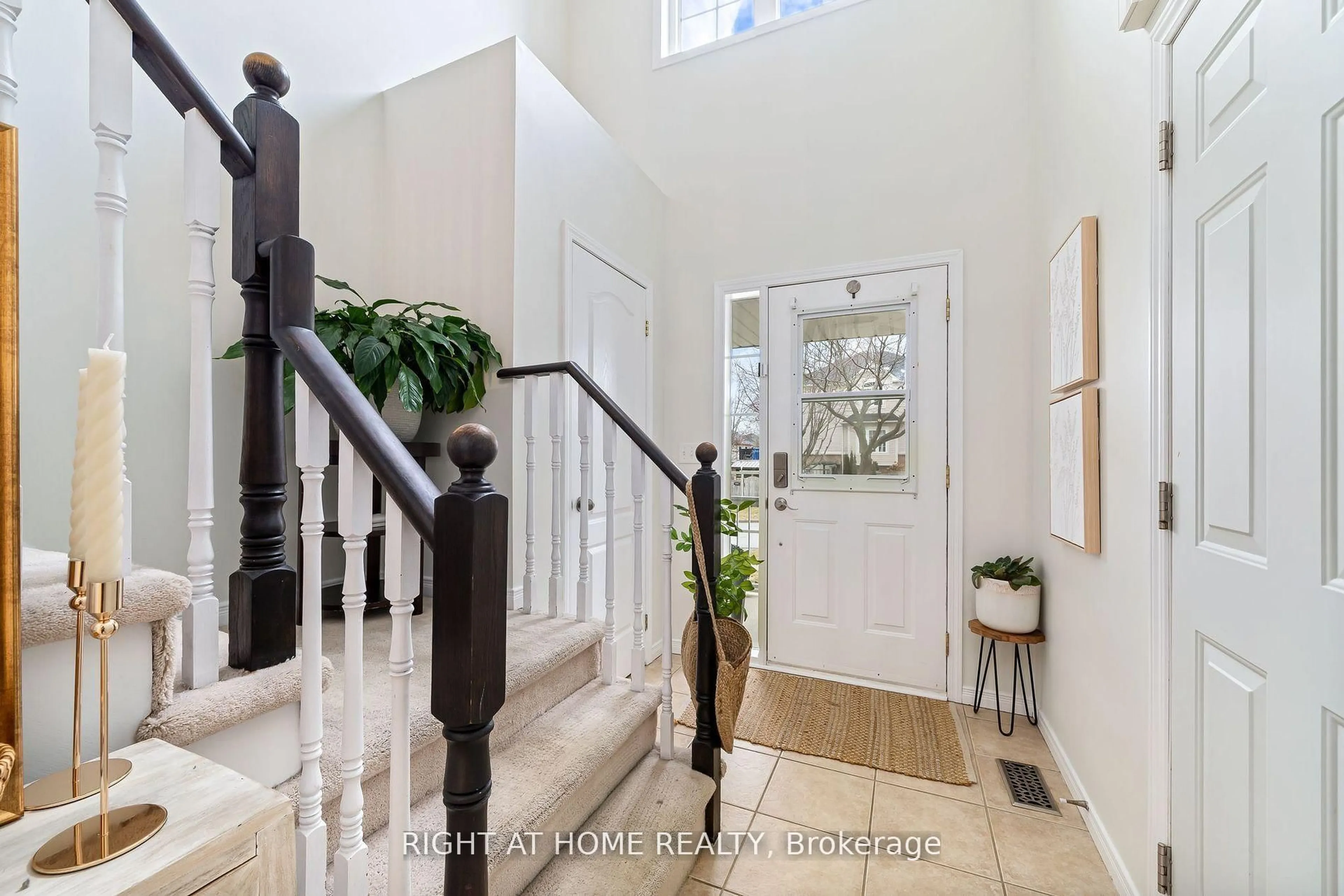 Indoor foyer for 14 Dodds Sq, Clarington Ontario L1C 5N1