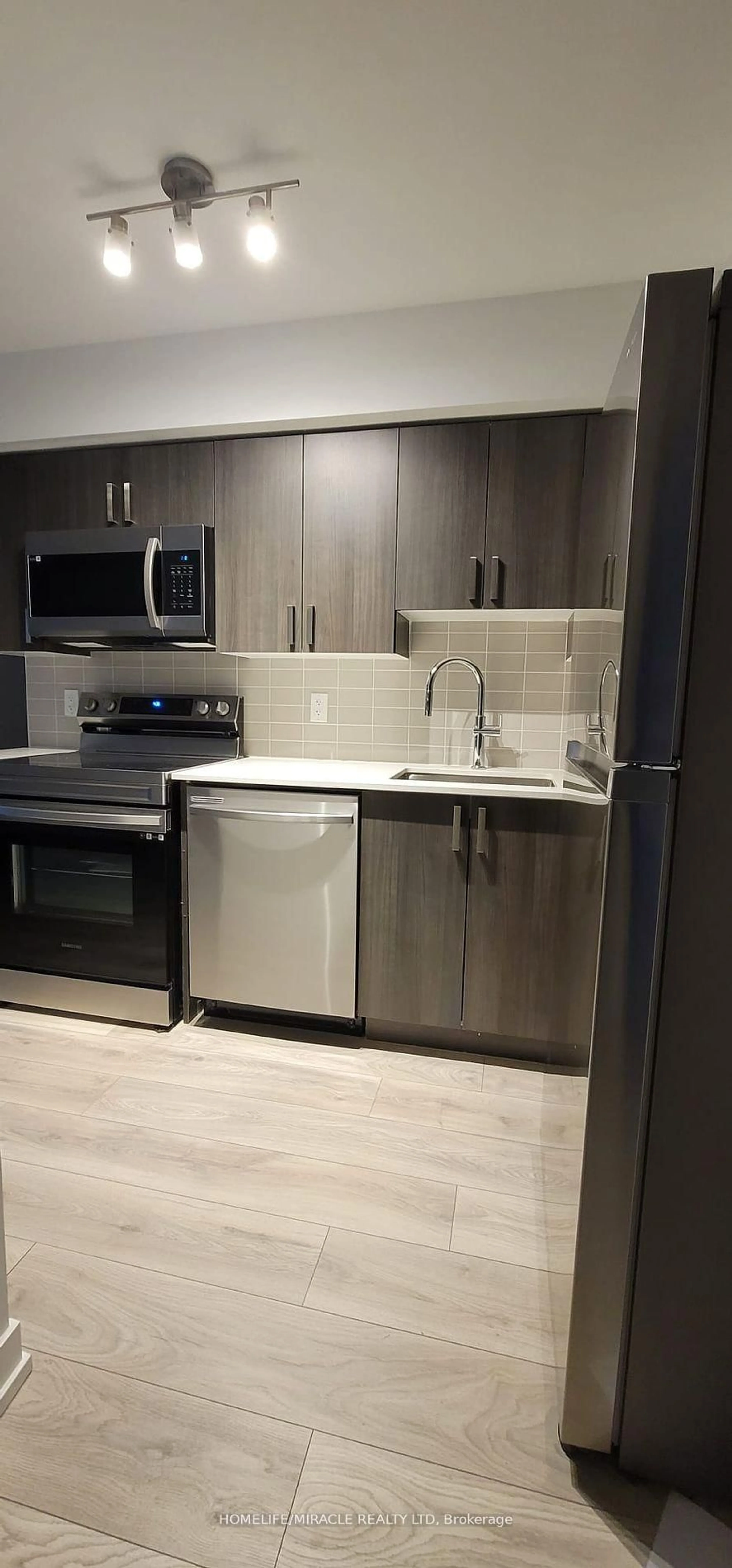 Standard kitchen, unknown for 1455 Celebration Dr #307, Pickering Ontario L1W 1L8