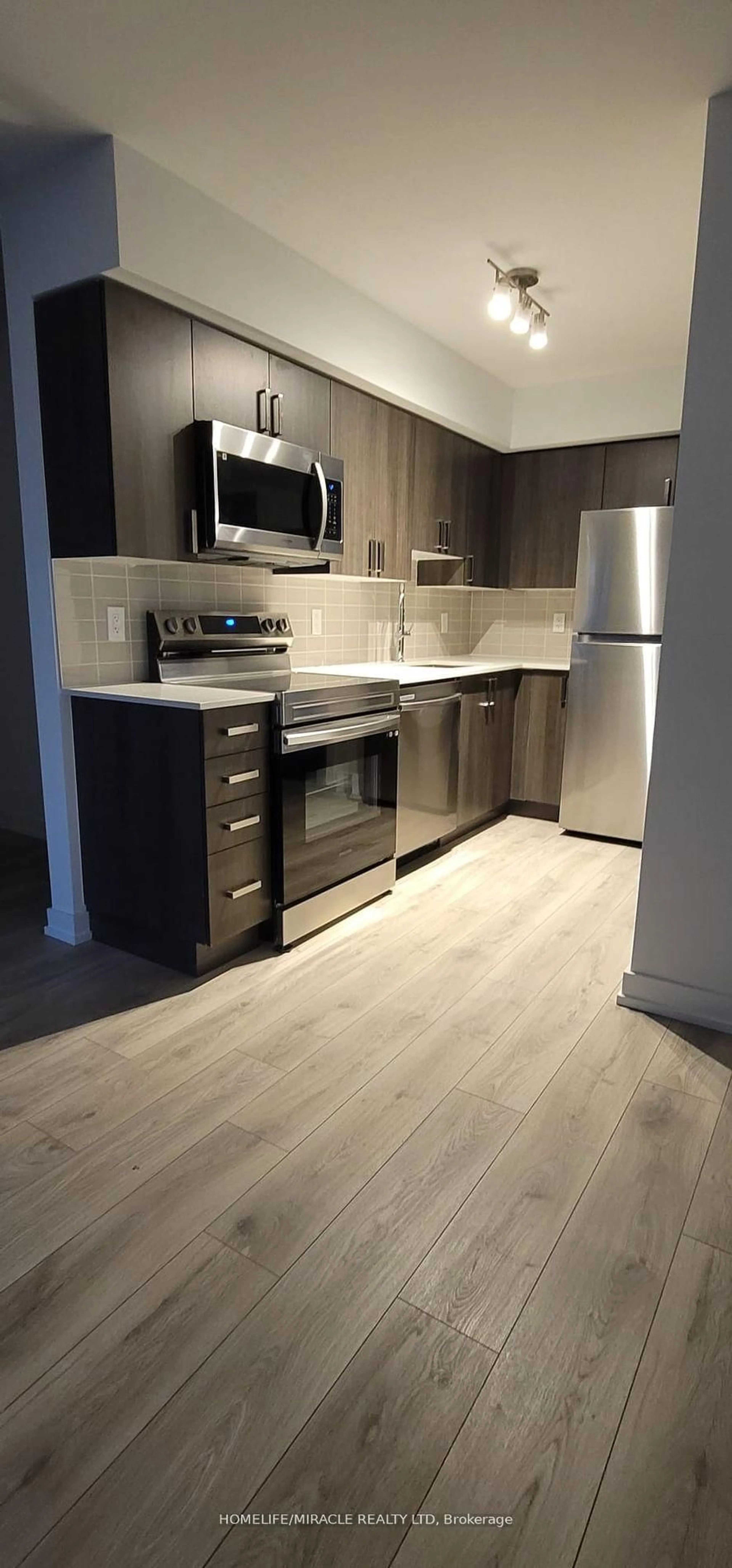 Standard kitchen, wood/laminate floor for 1455 Celebration Dr #307, Pickering Ontario L1W 1L8