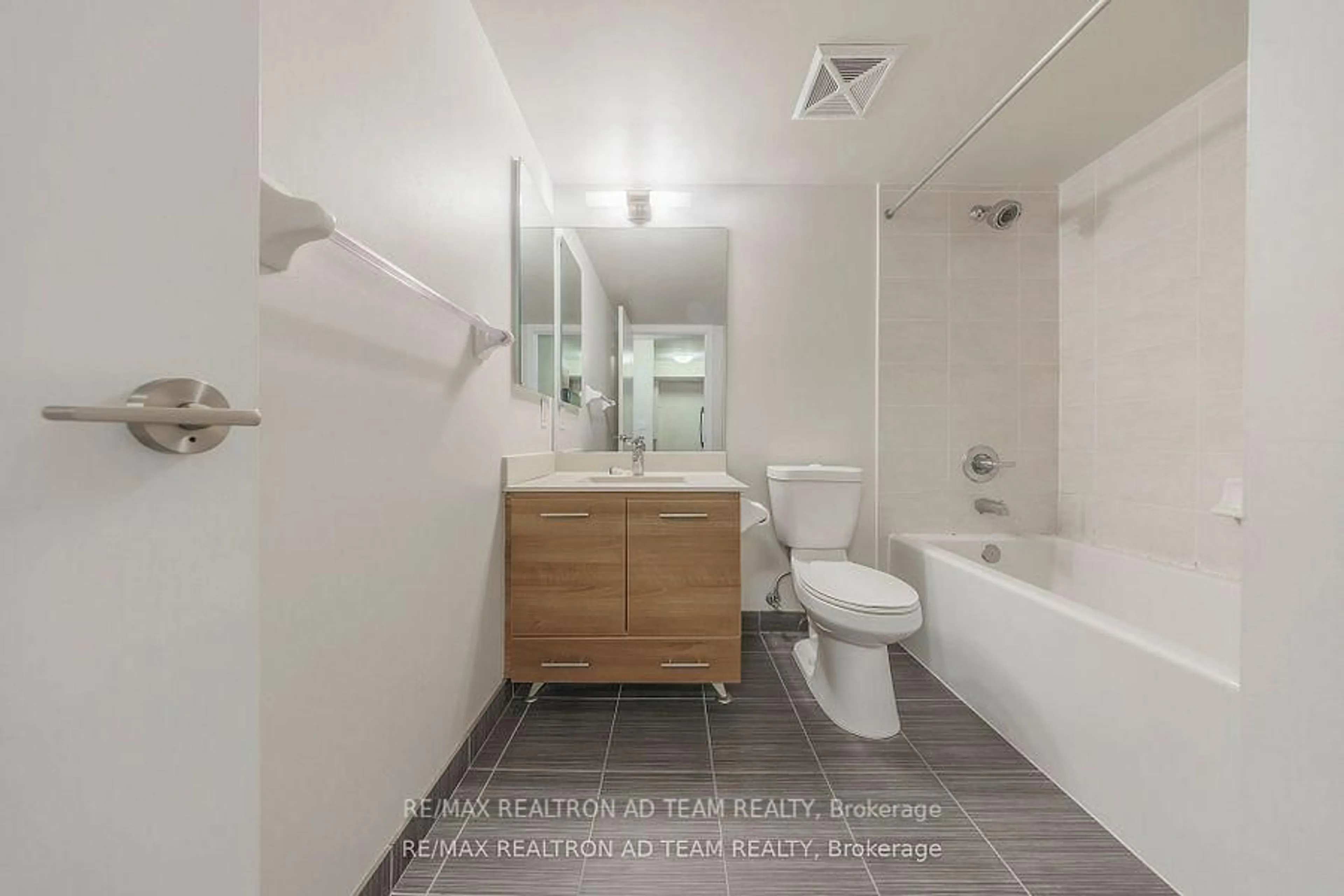 Standard bathroom, ceramic/tile floor for 125 Village Green Sq #706, Toronto Ontario M1S 0G3