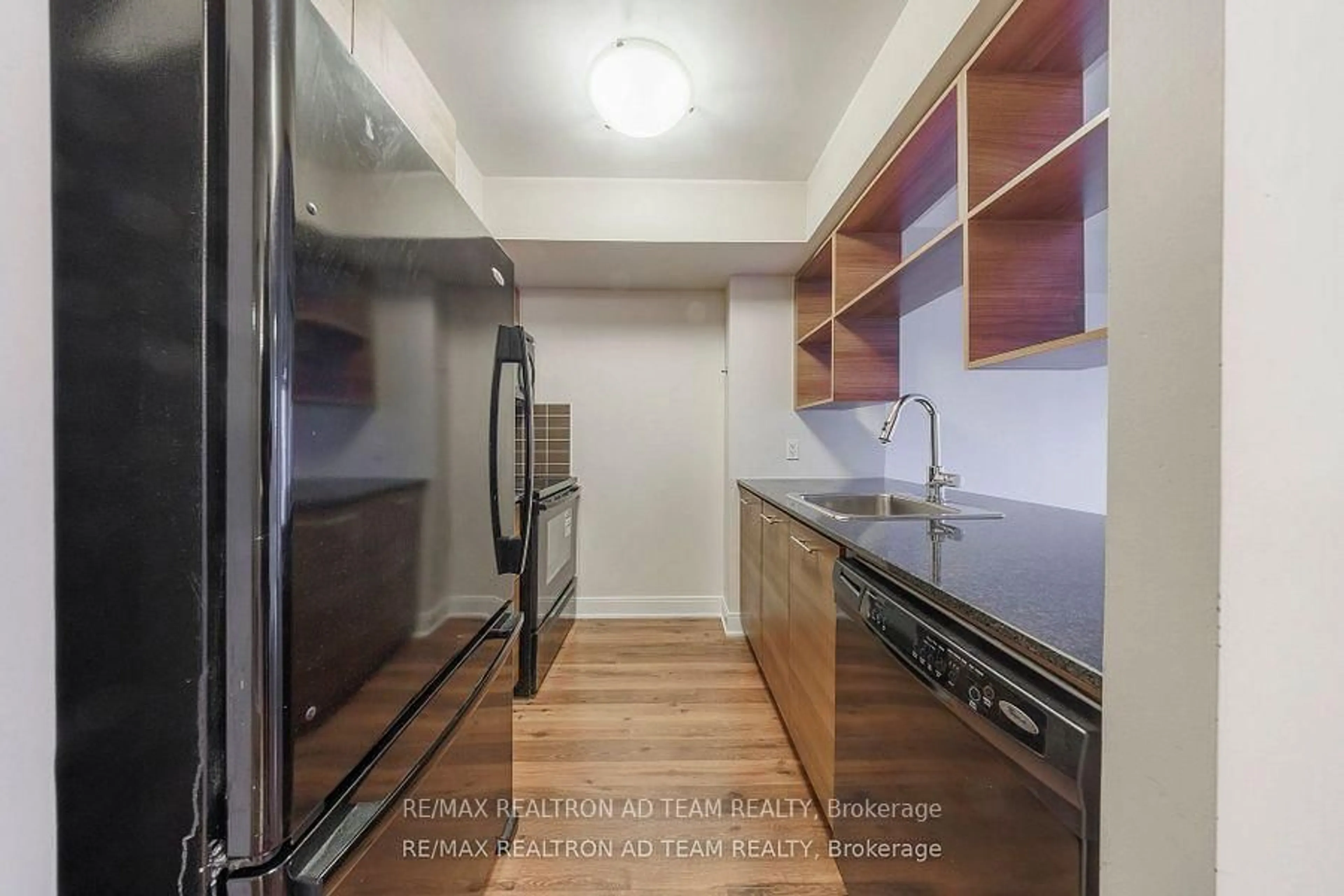 Standard kitchen, wood/laminate floor for 125 Village Green Sq #706, Toronto Ontario M1S 0G3