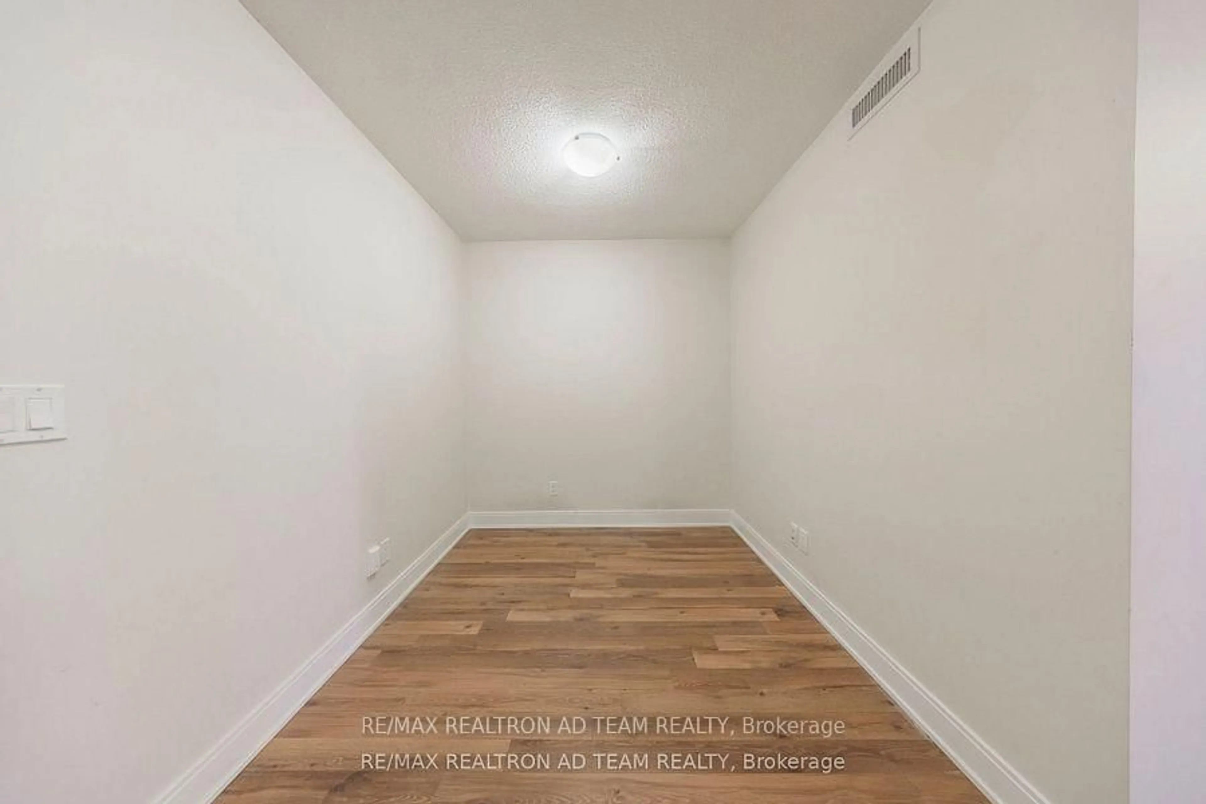 A pic of a room for 125 Village Green Sq #706, Toronto Ontario M1S 0G3