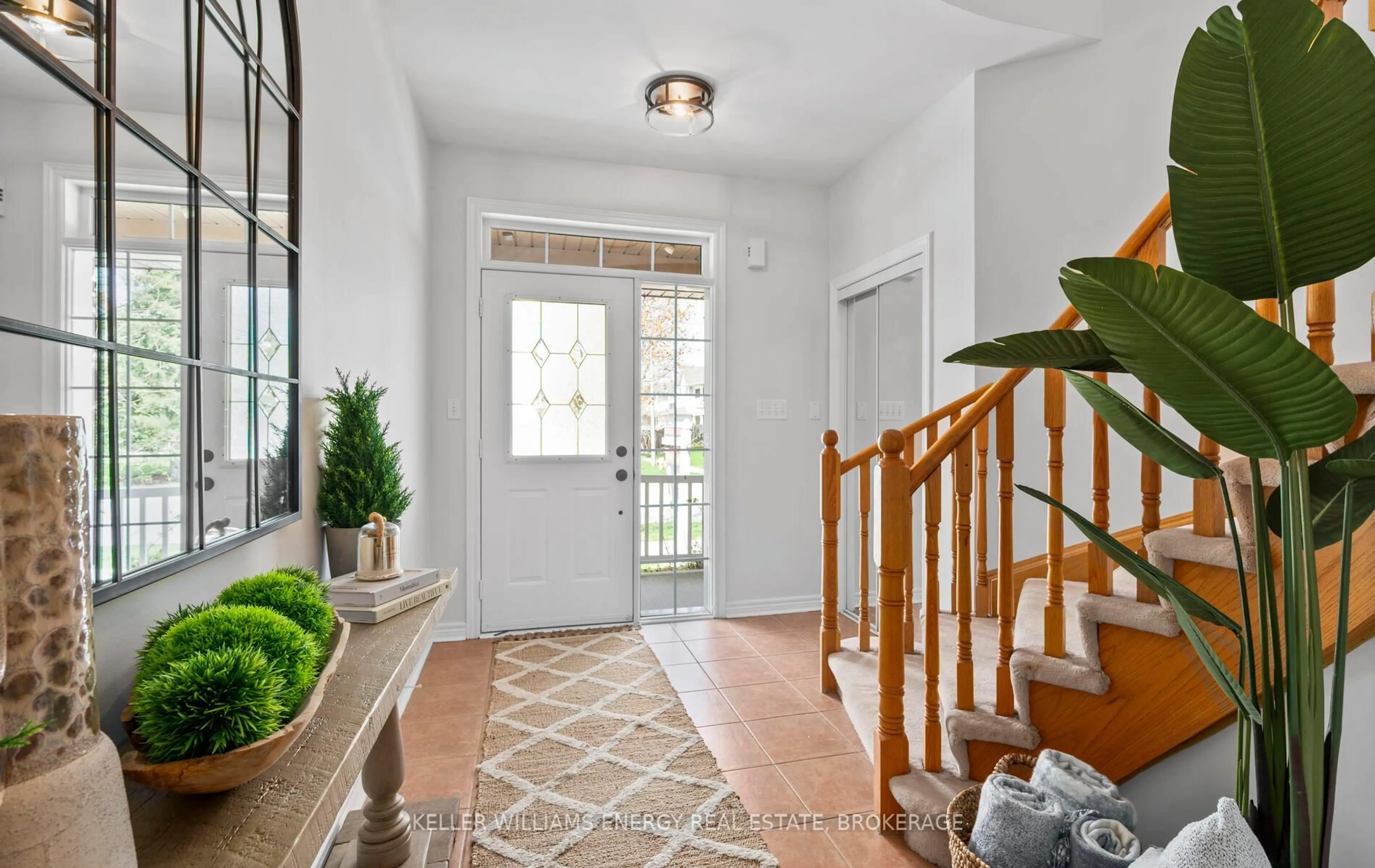 Indoor entryway for 23 Charest Pl, Whitby Ontario L1M 2B3