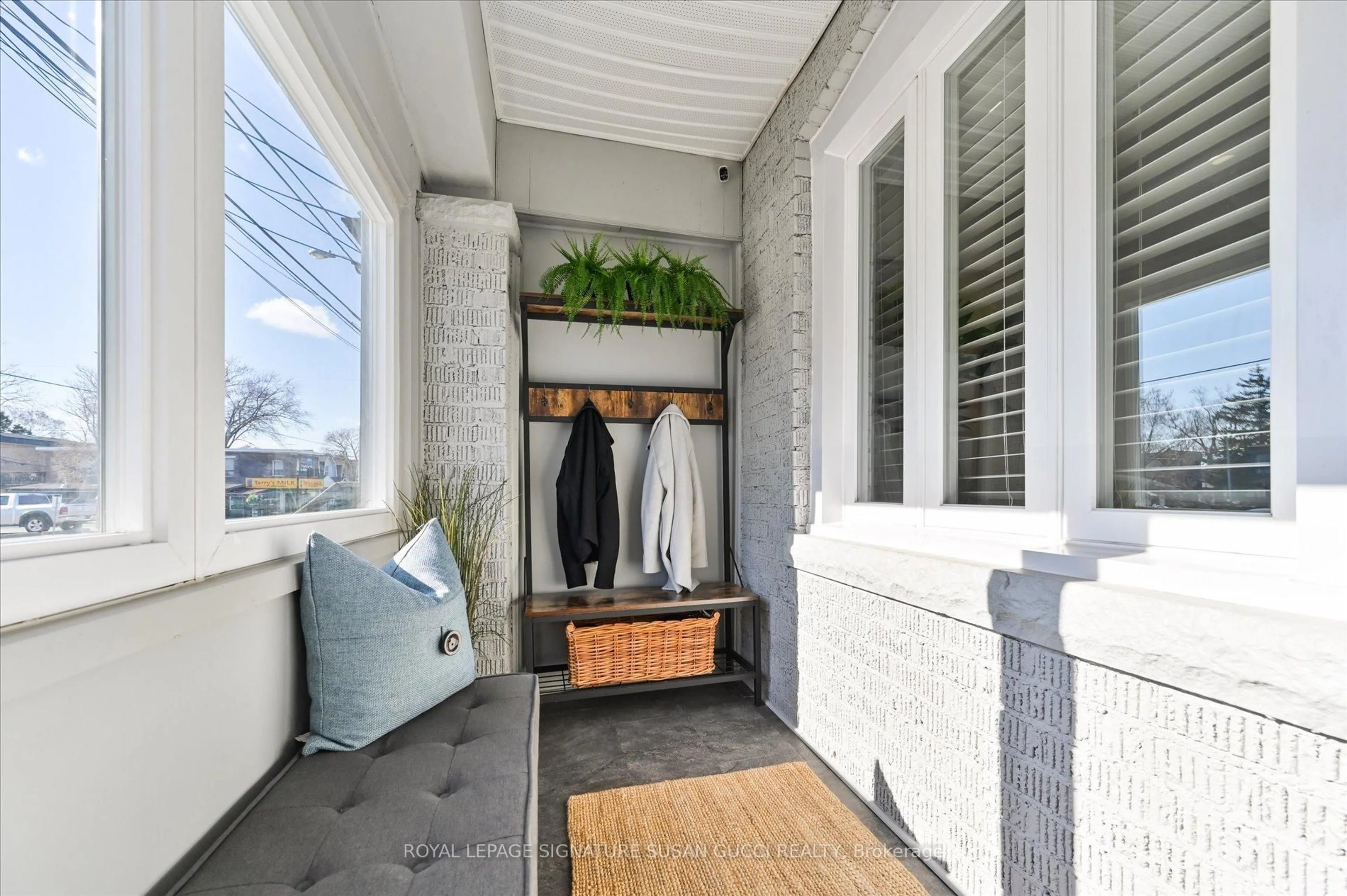 Indoor entryway for 1265 Woodbine Ave, Toronto Ontario M4C 4E5