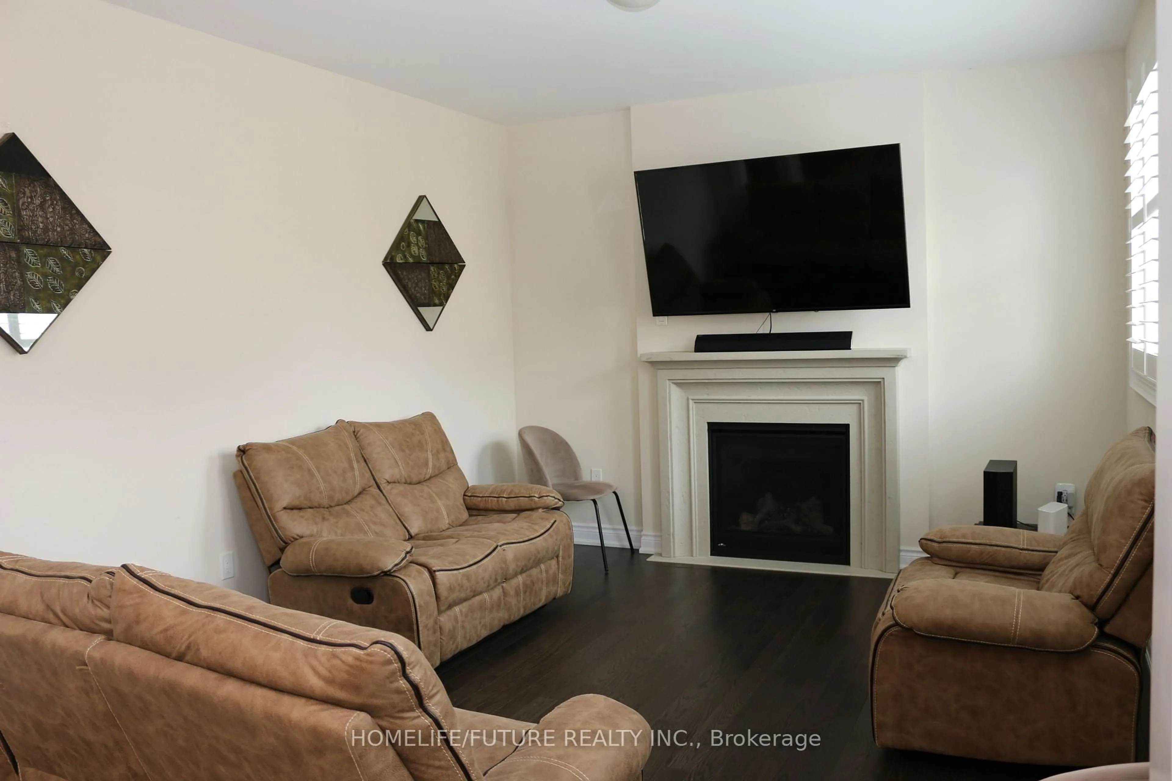 Living room with furniture, wood/laminate floor for 80 Grady Dr, Clarington Ontario L1B 0C6