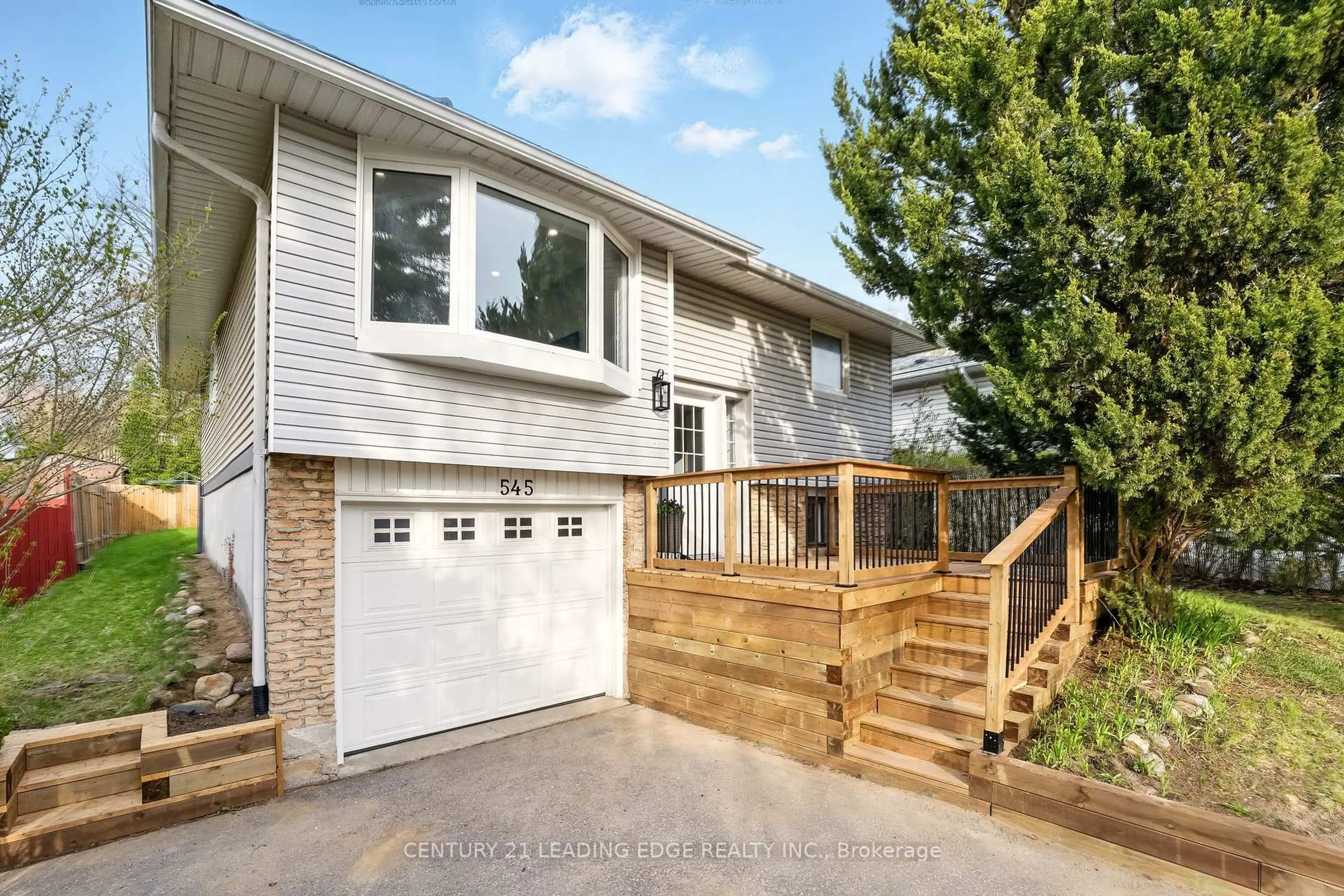Home with vinyl exterior material, street for 545 Capilano Cres, Oshawa Ontario L1H 7V1