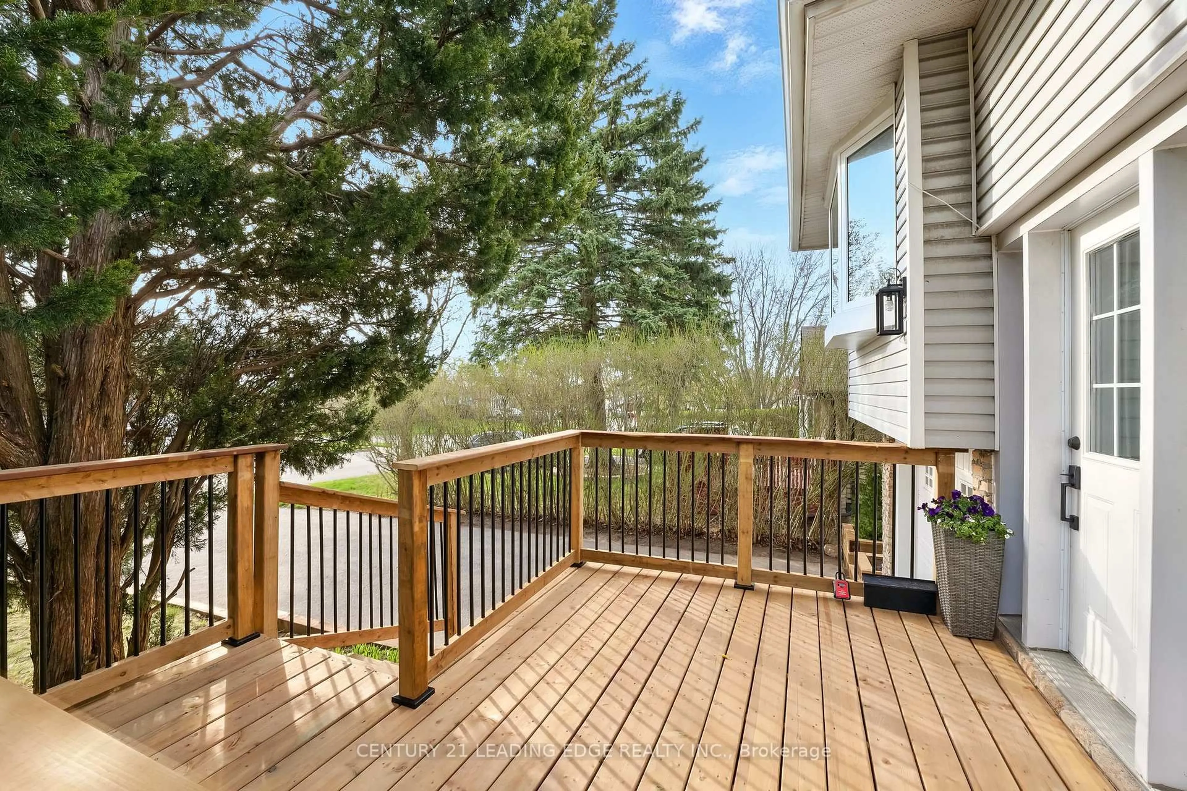 Patio, water/lake/river/ocean view for 545 Capilano Cres, Oshawa Ontario L1H 7V1