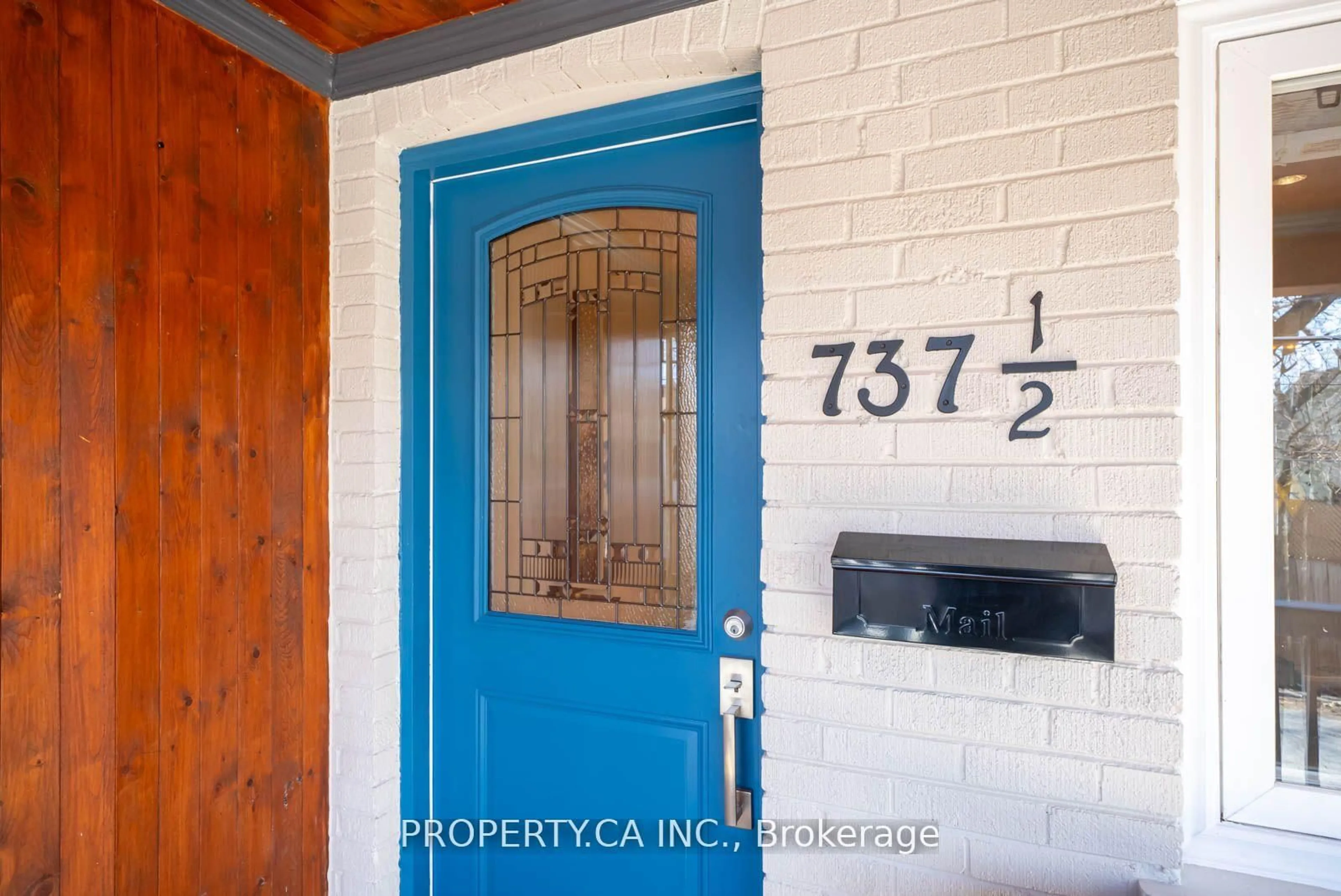 Indoor entryway for 737 1/2 Craven Rd, Toronto Ontario M4L 2Z7