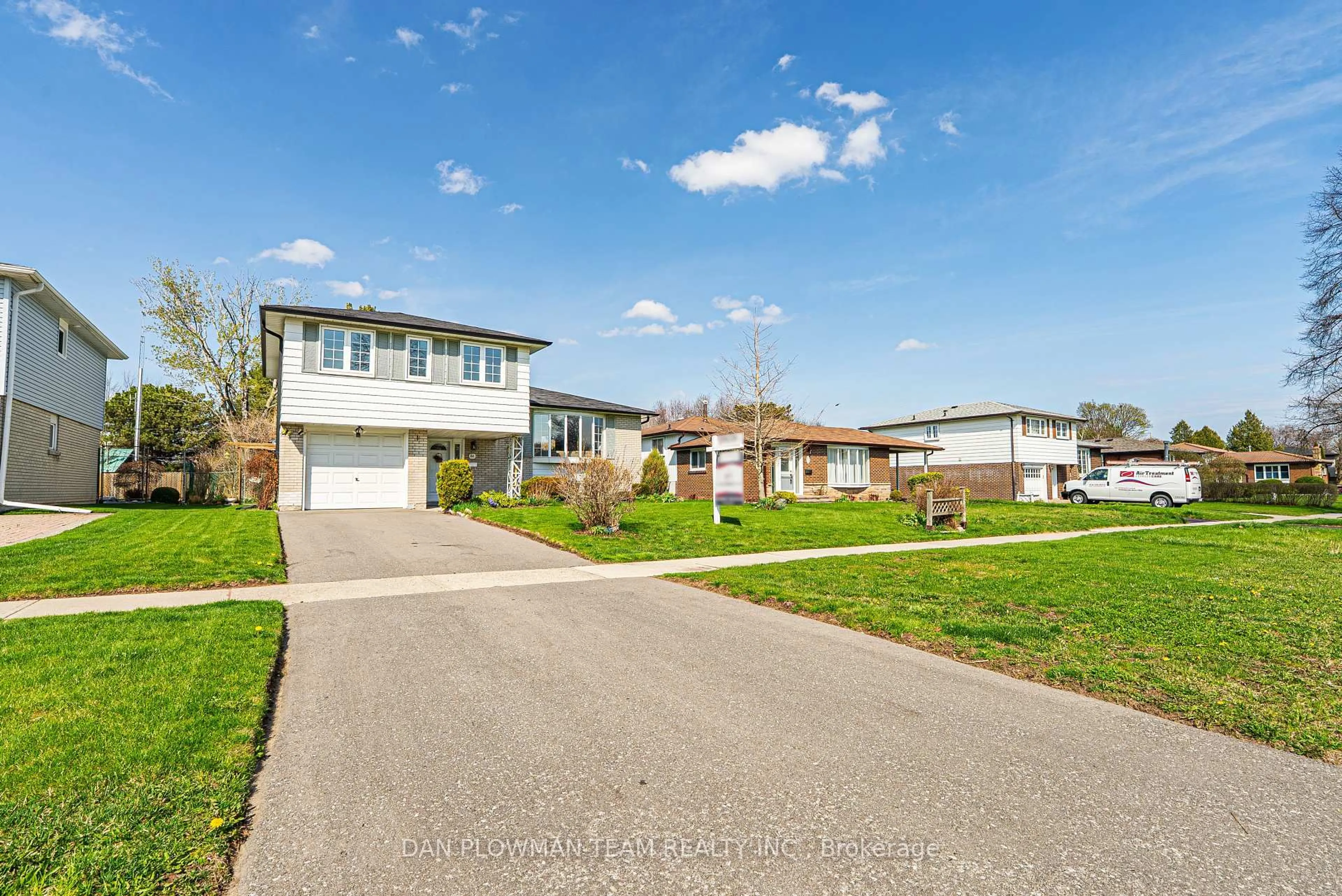A pic from outside/outdoor area/front of a property/back of a property/a pic from drone, street for 80 Dreyer Dr, Ajax Ontario L1S 1J5
