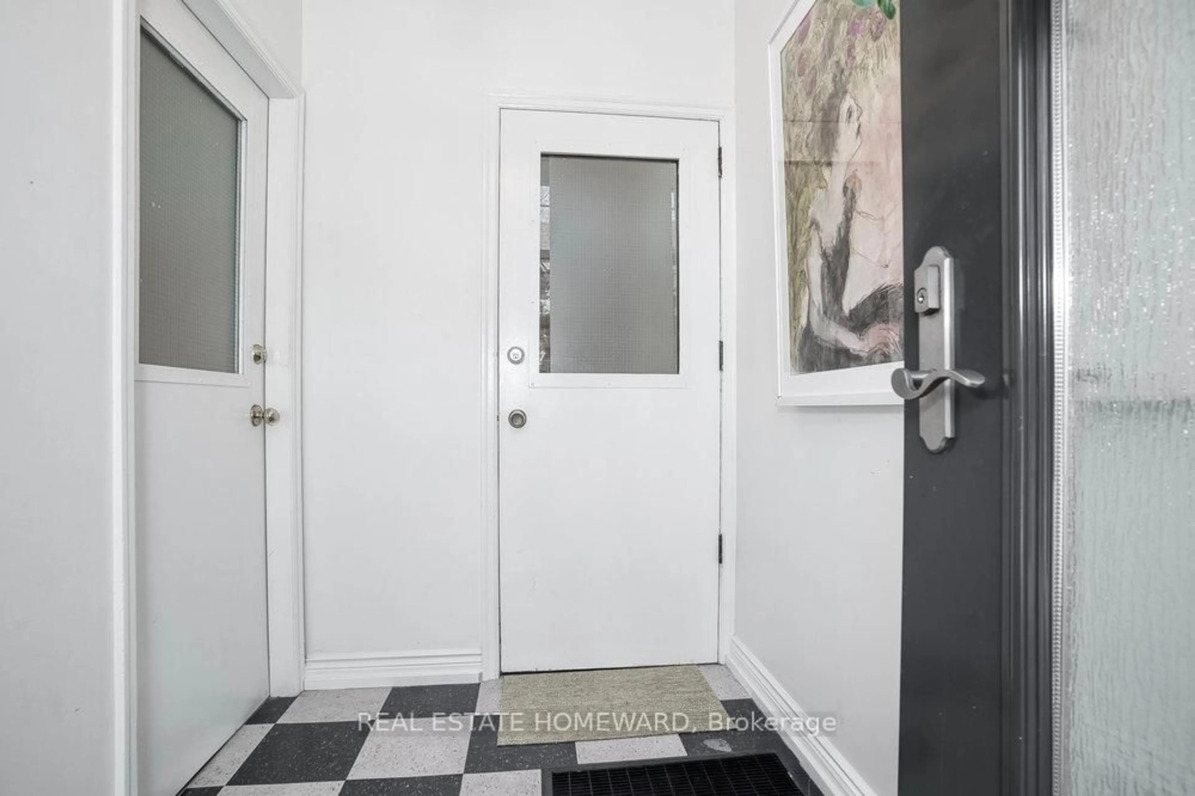 Indoor entryway for 71 Hamilton St, Toronto Ontario M4M 2C7