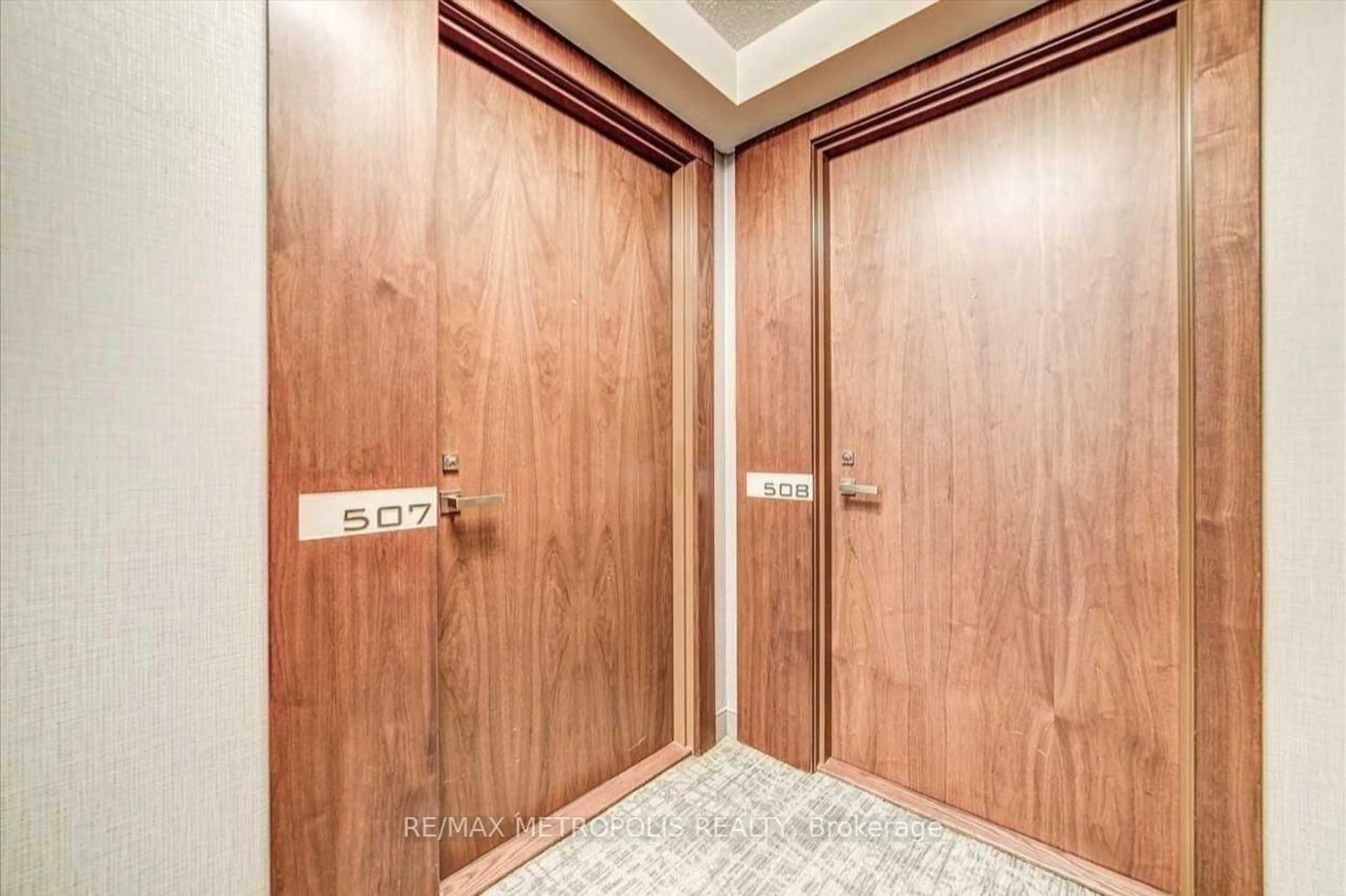 Indoor foyer for 255 Village Green Sq #507, Toronto Ontario M1S 0L7