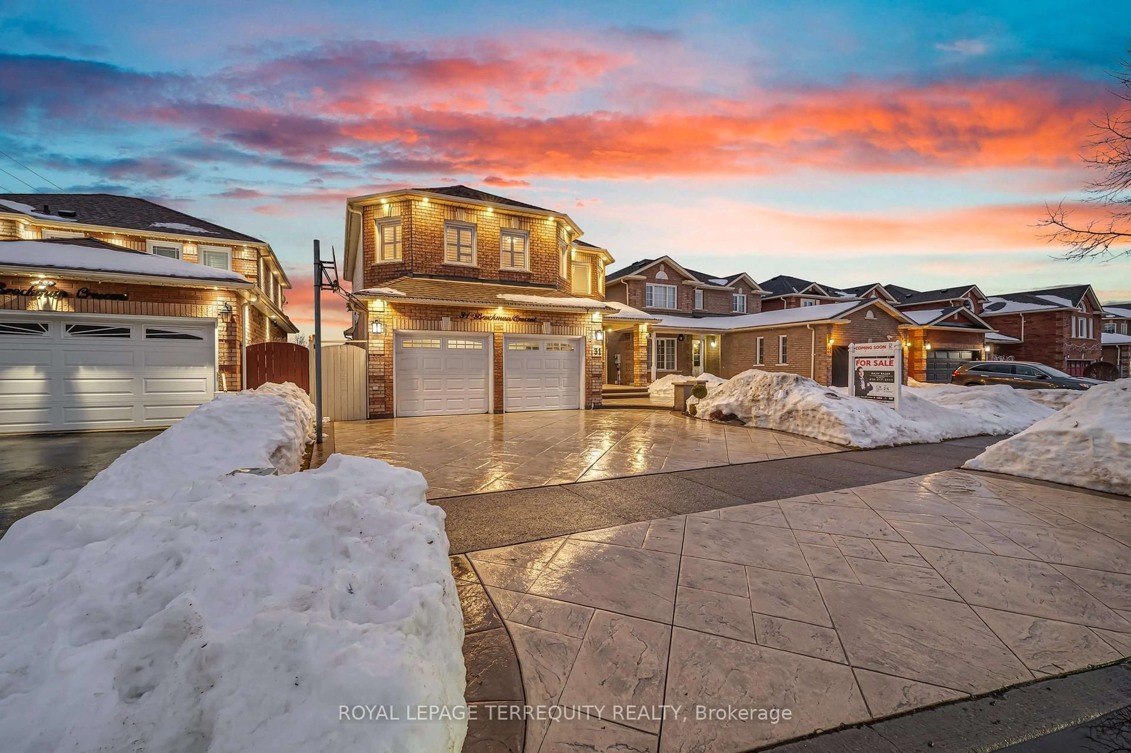 A pic from outside/outdoor area/front of a property/back of a property/a pic from drone, street for 31 Brockman Cres, Ajax Ontario L1T 4B3