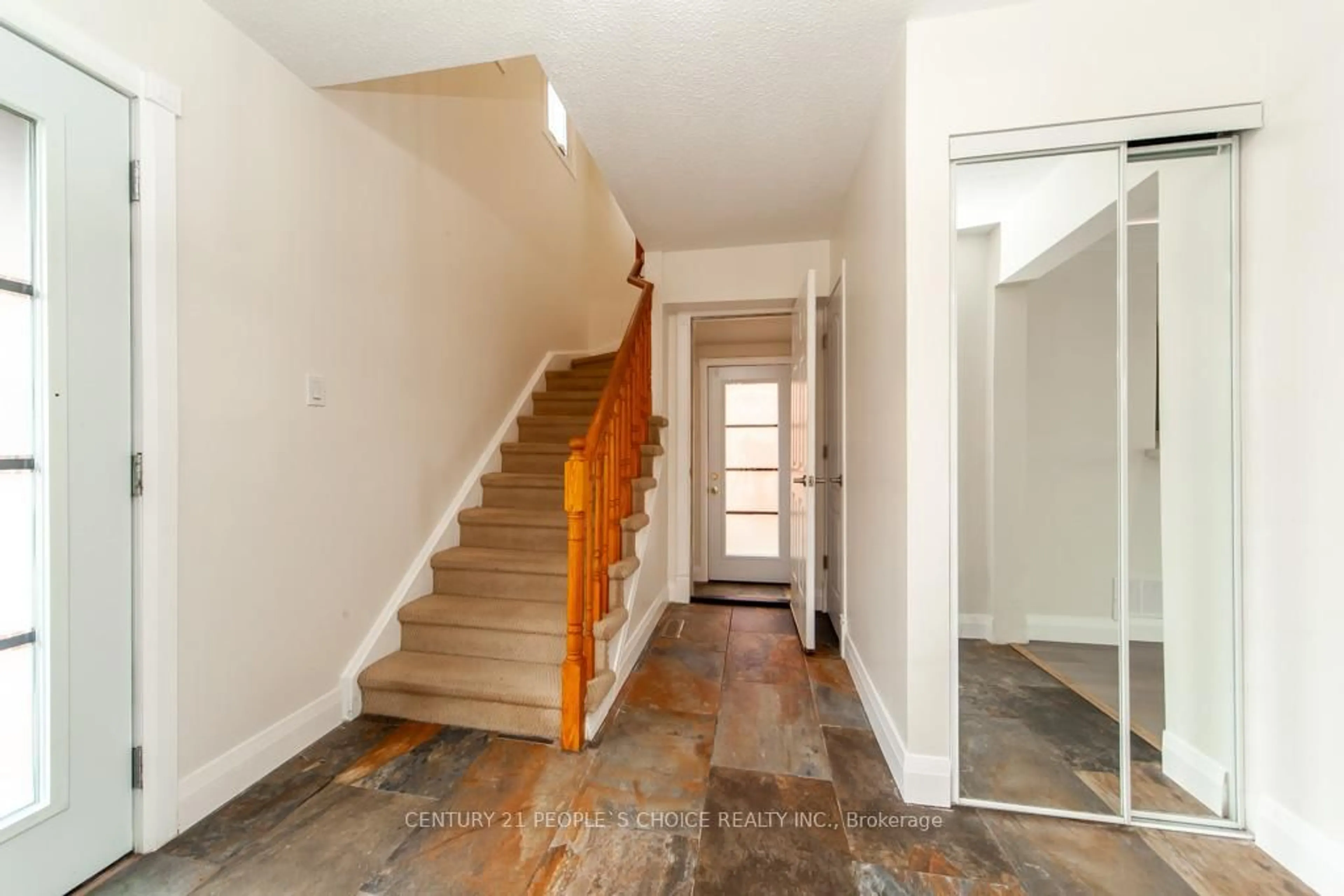 Indoor foyer for 35 Fernbank Pl, Whitby Ontario L1R 1T1