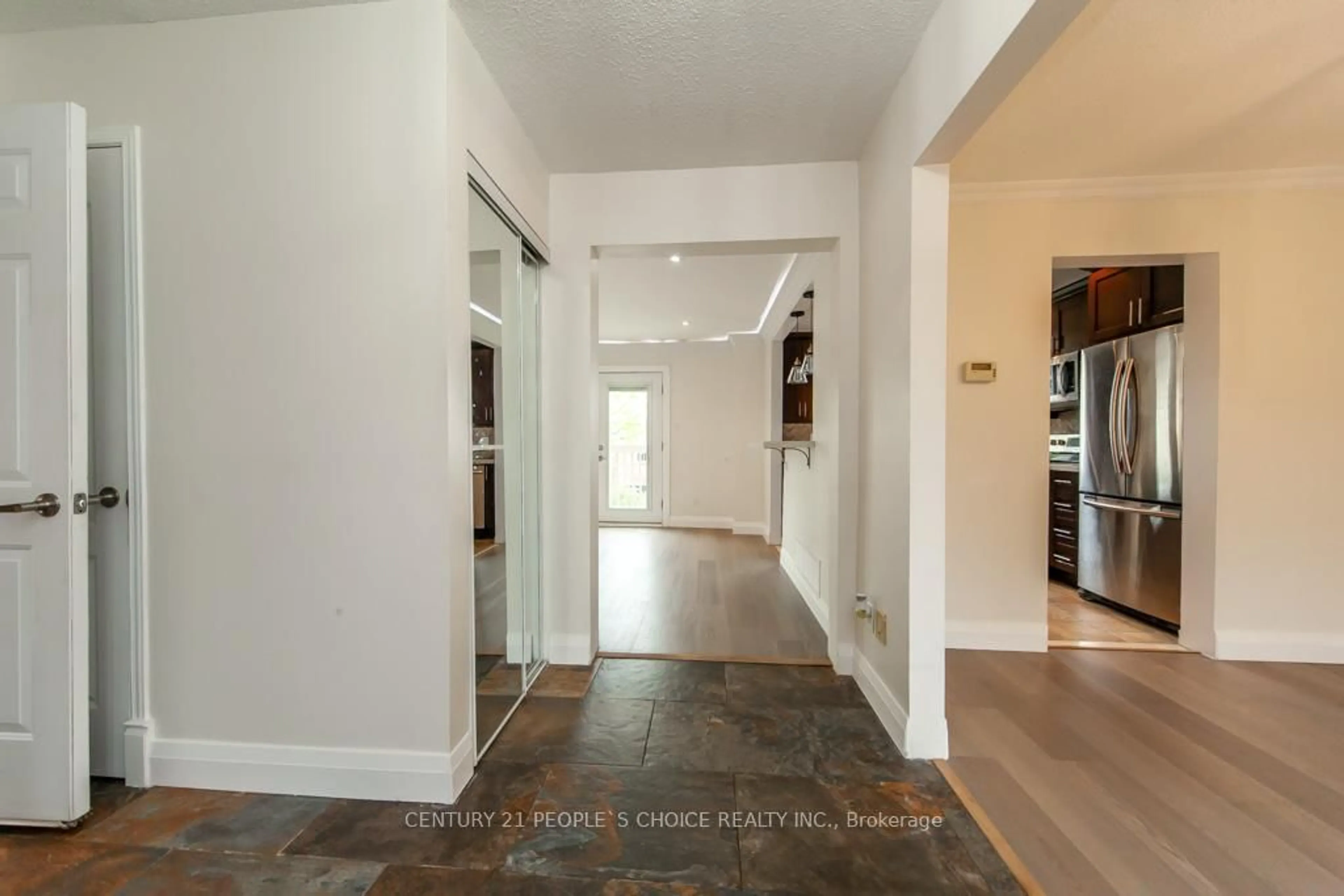 Indoor entryway for 35 Fernbank Pl, Whitby Ontario L1R 1T1