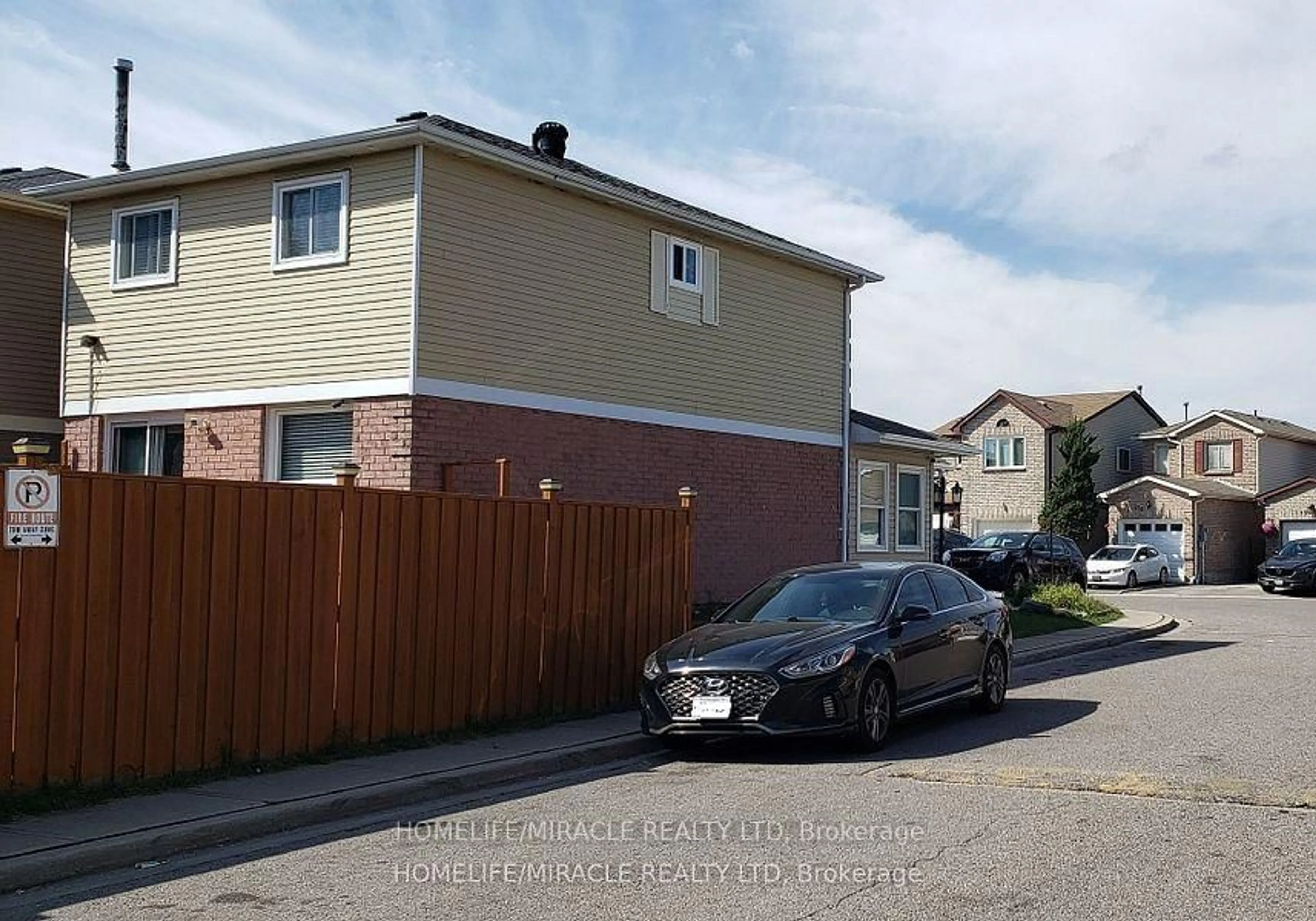 A pic from outside/outdoor area/front of a property/back of a property/a pic from drone, street for 131 Plumrose Ptwy, Toronto Ontario M1B 4B6