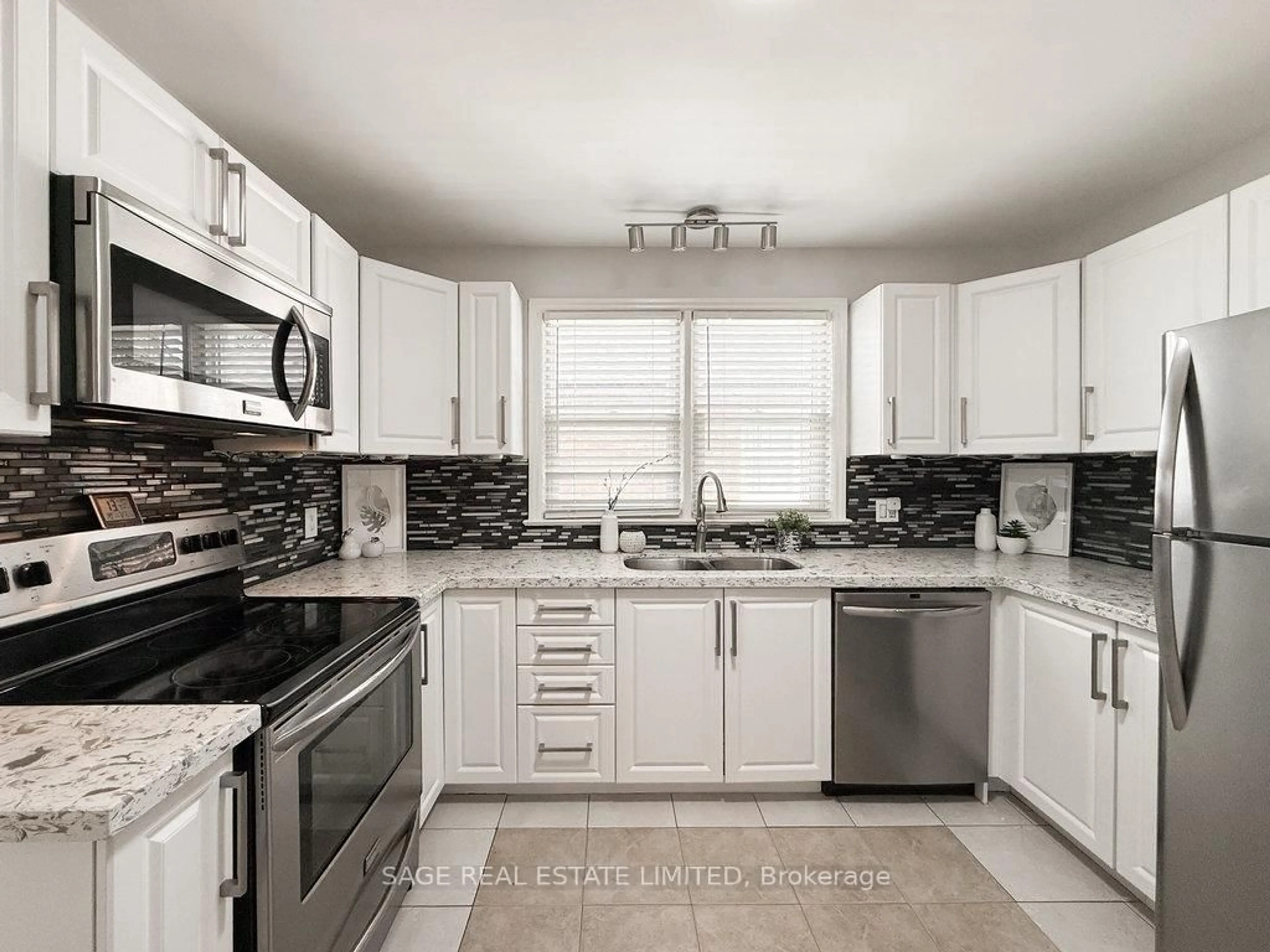 Unknown for 329 Cadillac Ave, Oshawa Ontario L1H 5Z9