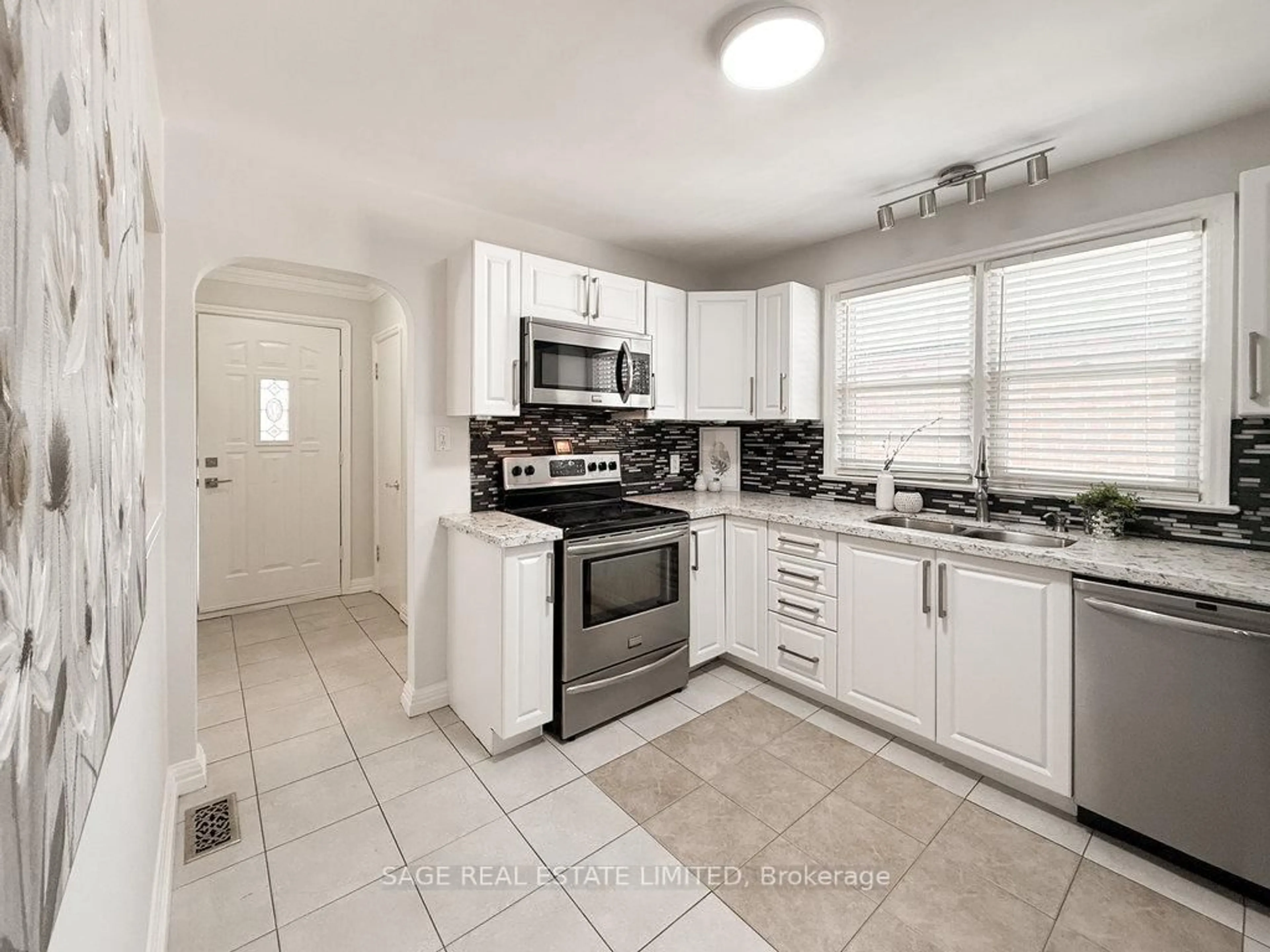 Standard kitchen, ceramic/tile floor for 329 Cadillac Ave, Oshawa Ontario L1H 5Z9
