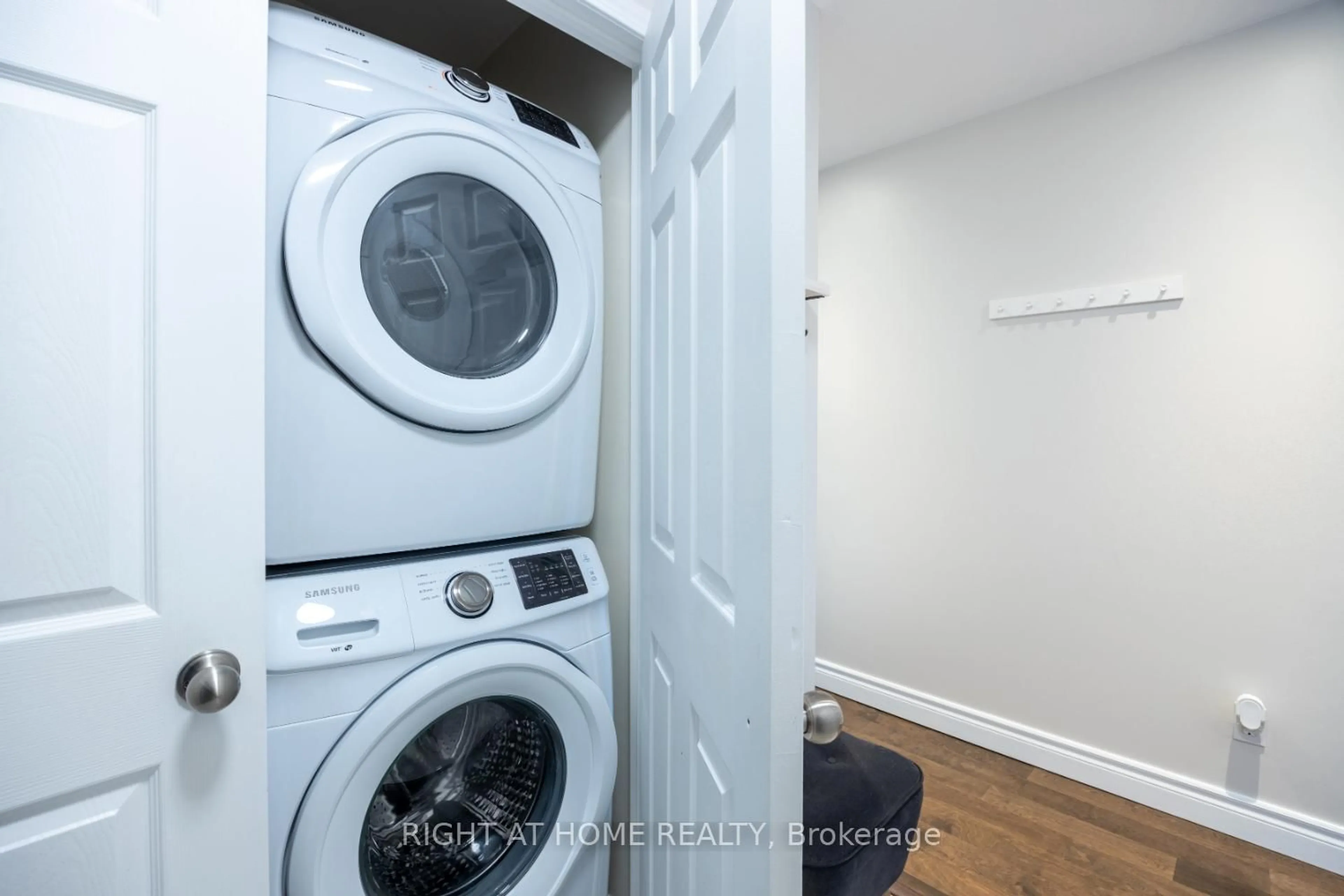 Laundry room for 102 Aspen Springs Dr, Clarington Ontario L1C 5N6