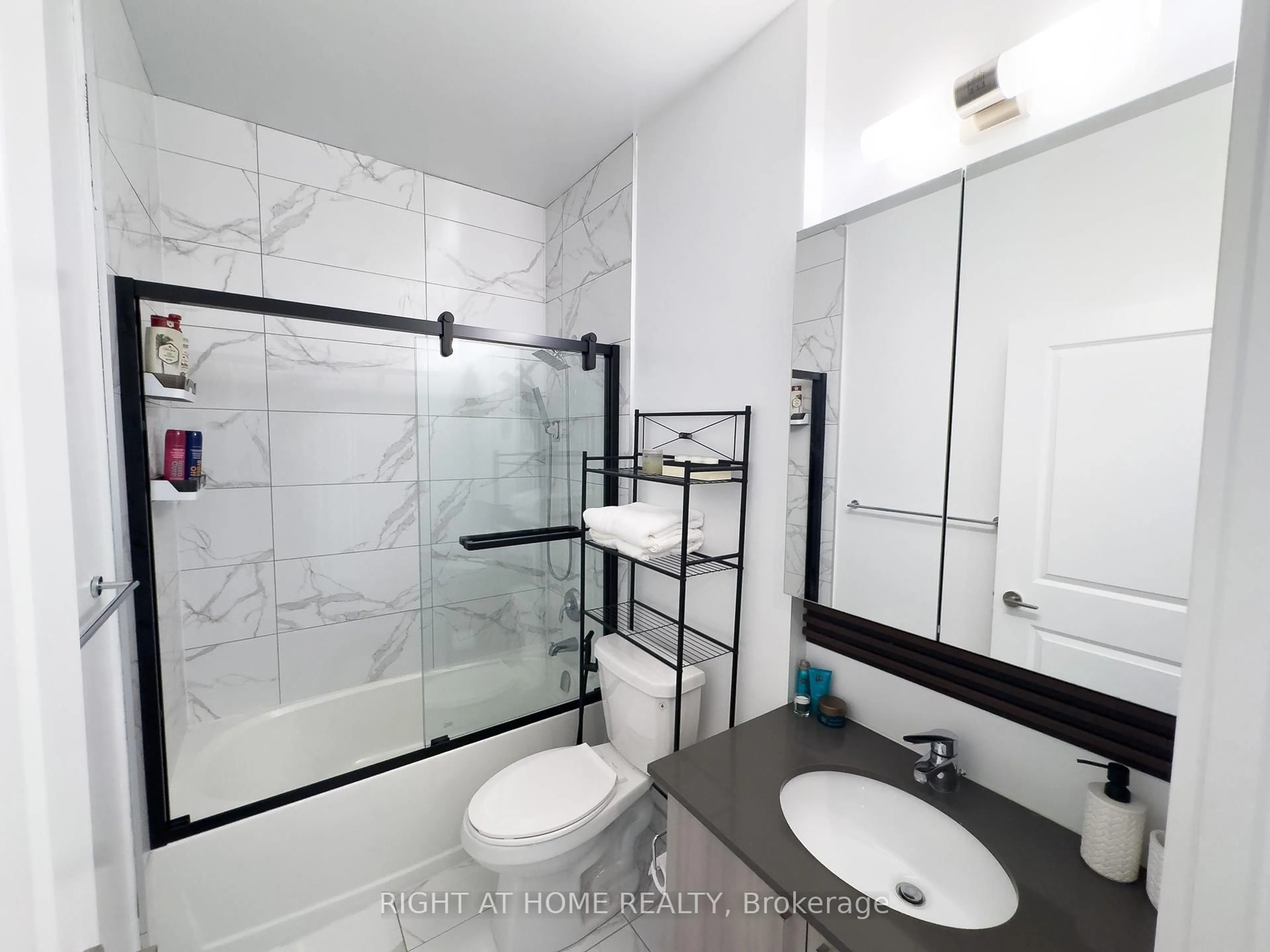 Standard bathroom, ceramic/tile floor for 1455 Celebration Dr #PH2804, Pickering Ontario L1W 0C3