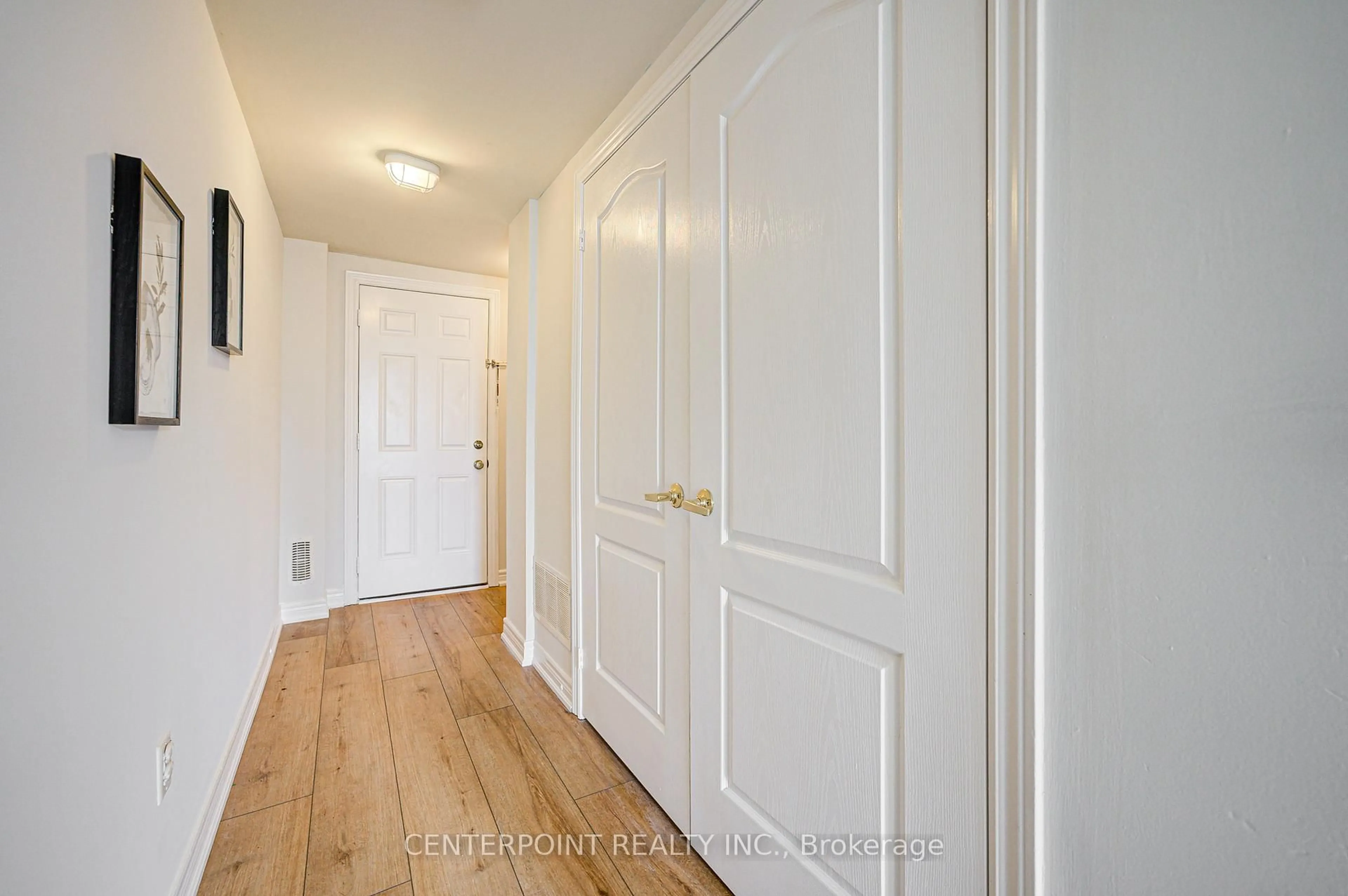 Indoor entryway for 35 Nixon Hts, Toronto Ontario M1L 0H4