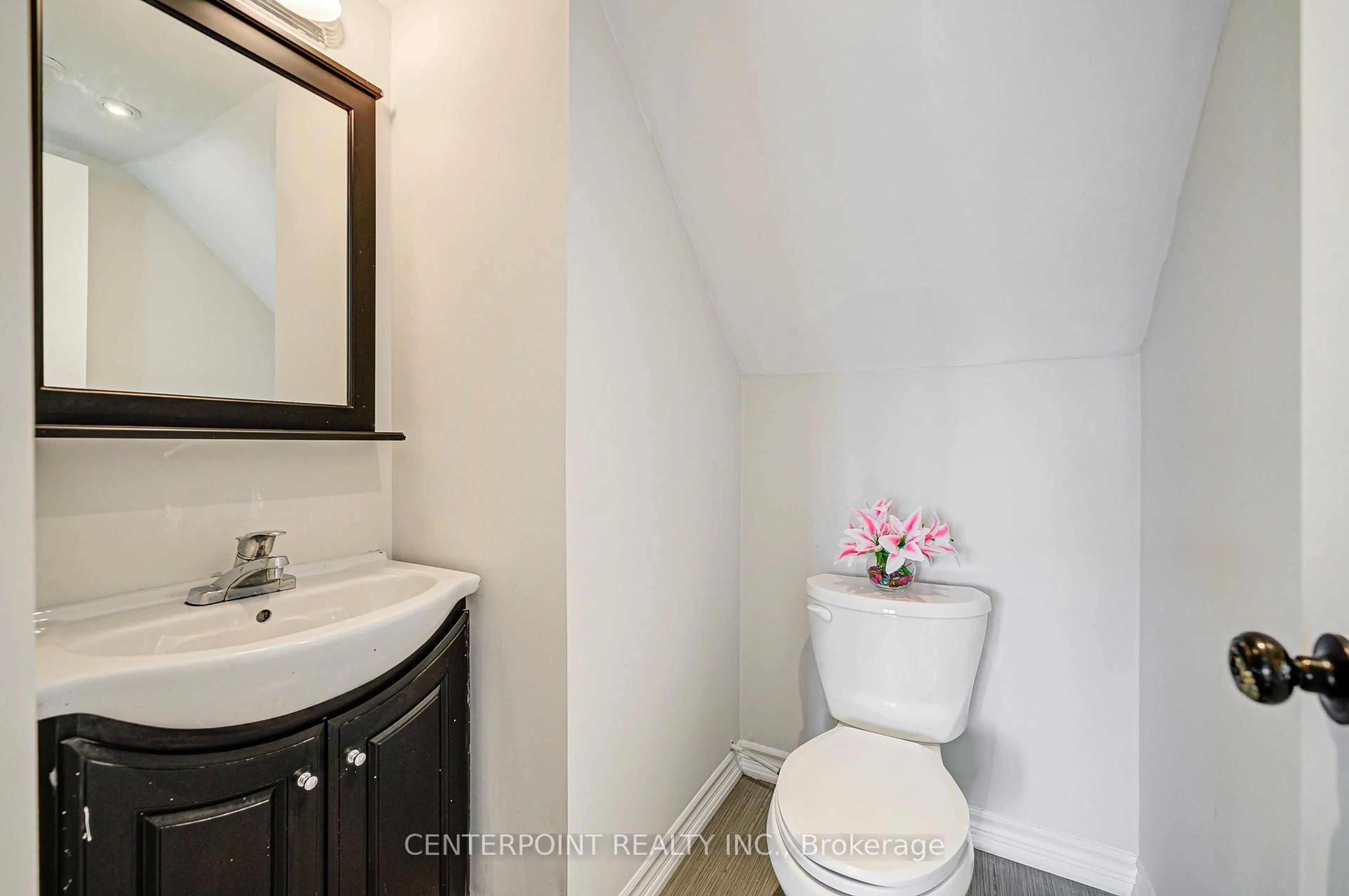 Standard bathroom, ceramic/tile floor for 35 Nixon Hts, Toronto Ontario M1L 0H4