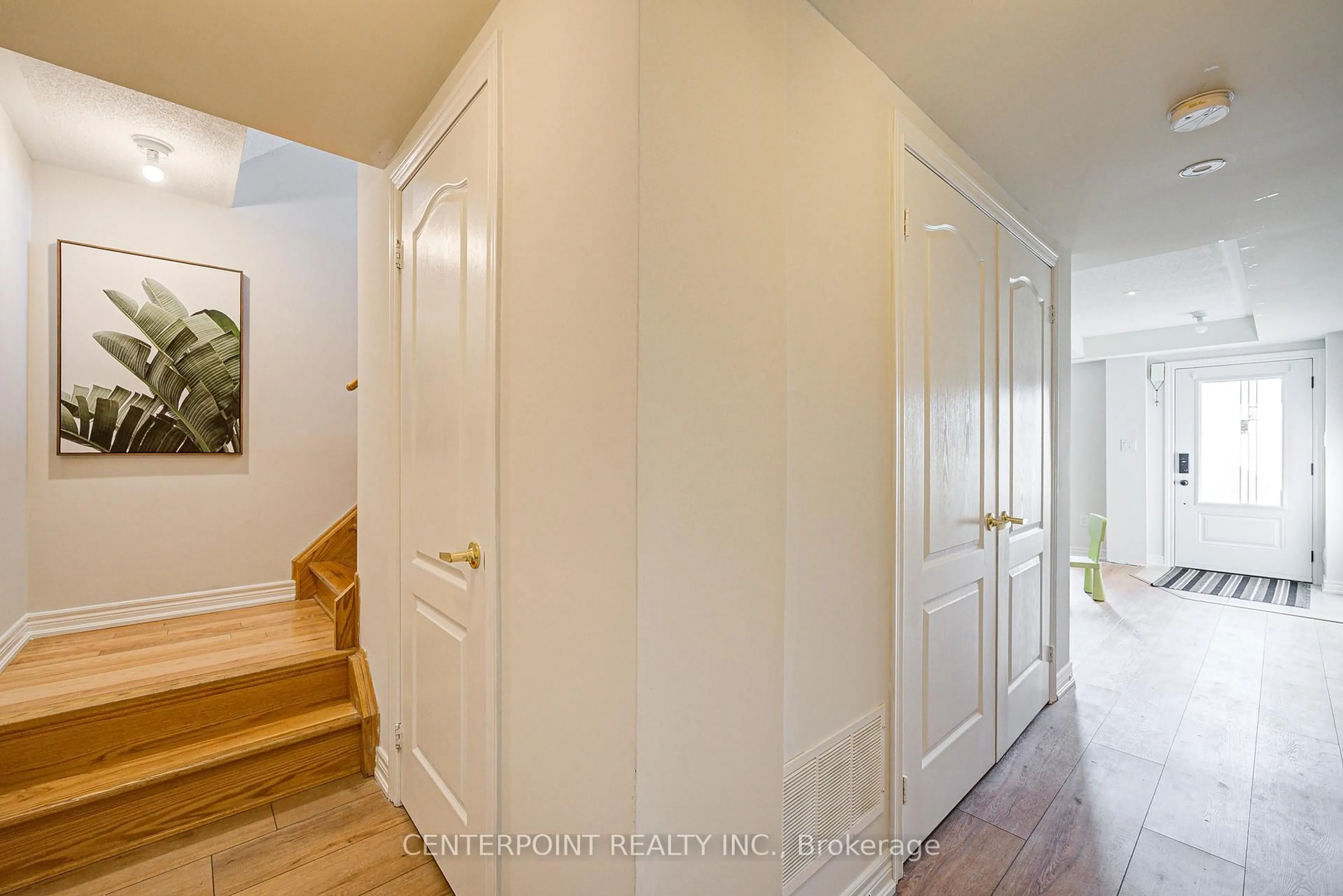 Indoor entryway for 35 Nixon Hts, Toronto Ontario M1L 0H4