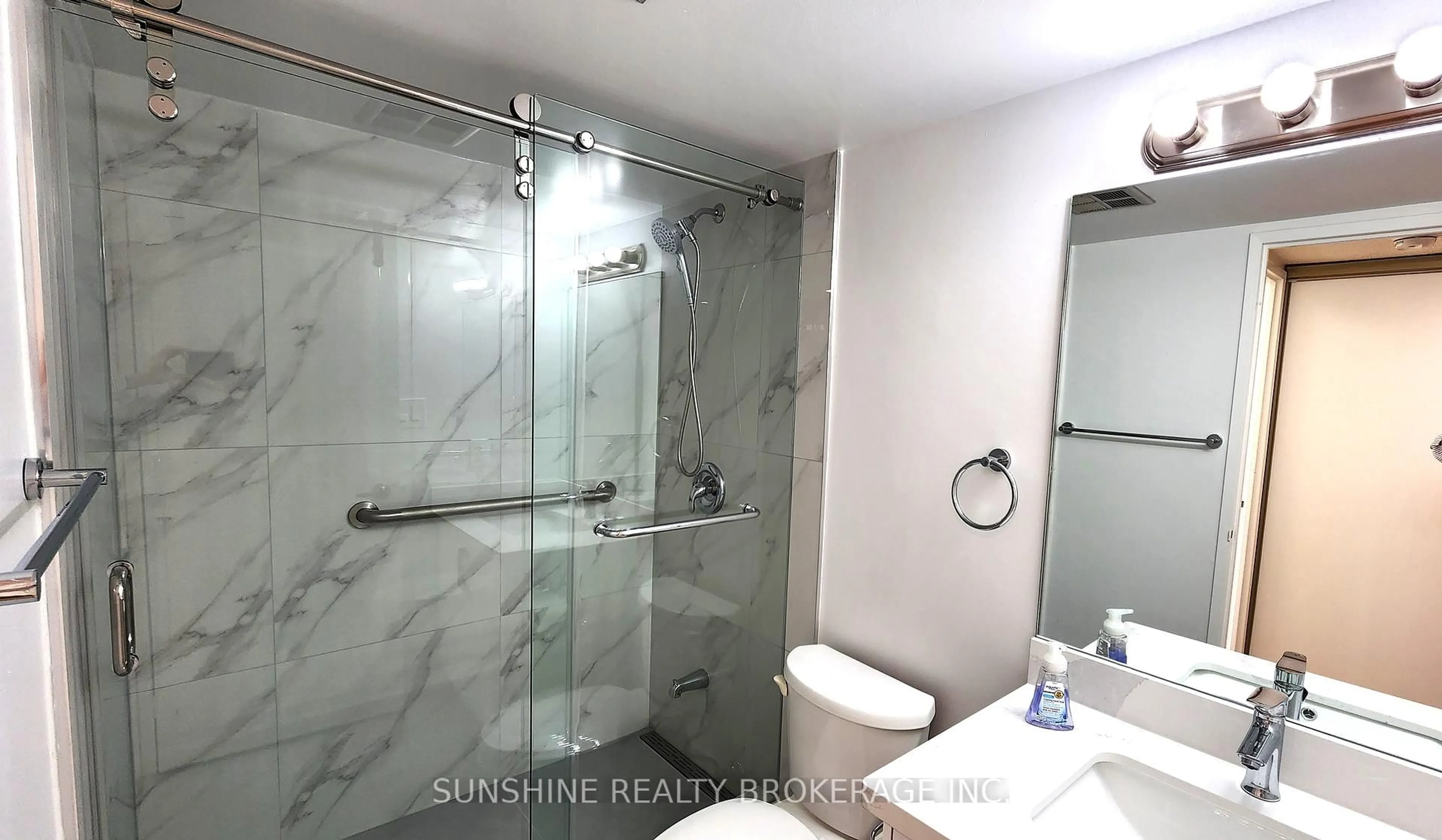 Standard bathroom, ceramic/tile floor for 25 Bamburgh Circ #2034, Toronto Ontario M1W 3W2